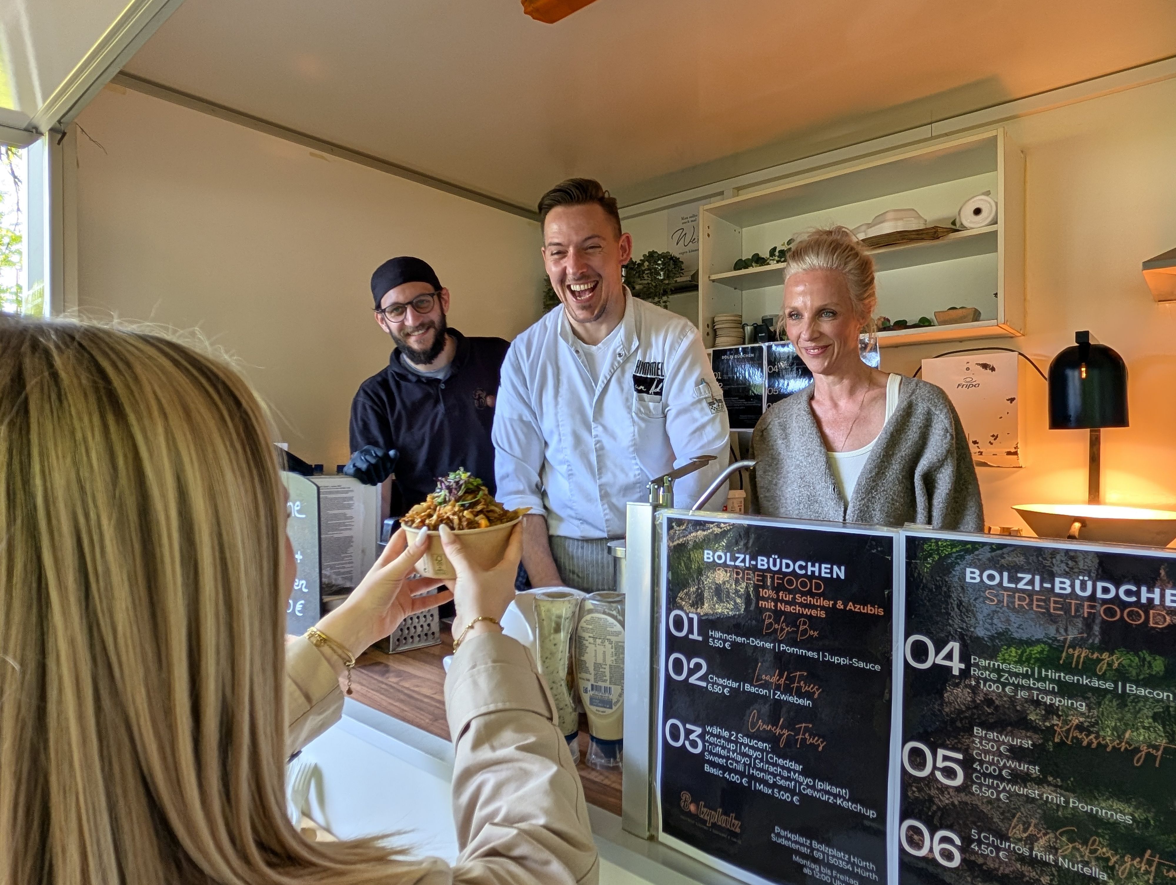 Das Foto zeigt das Team vom „Bolzplatz “im „Bolzi-Büdchen“.