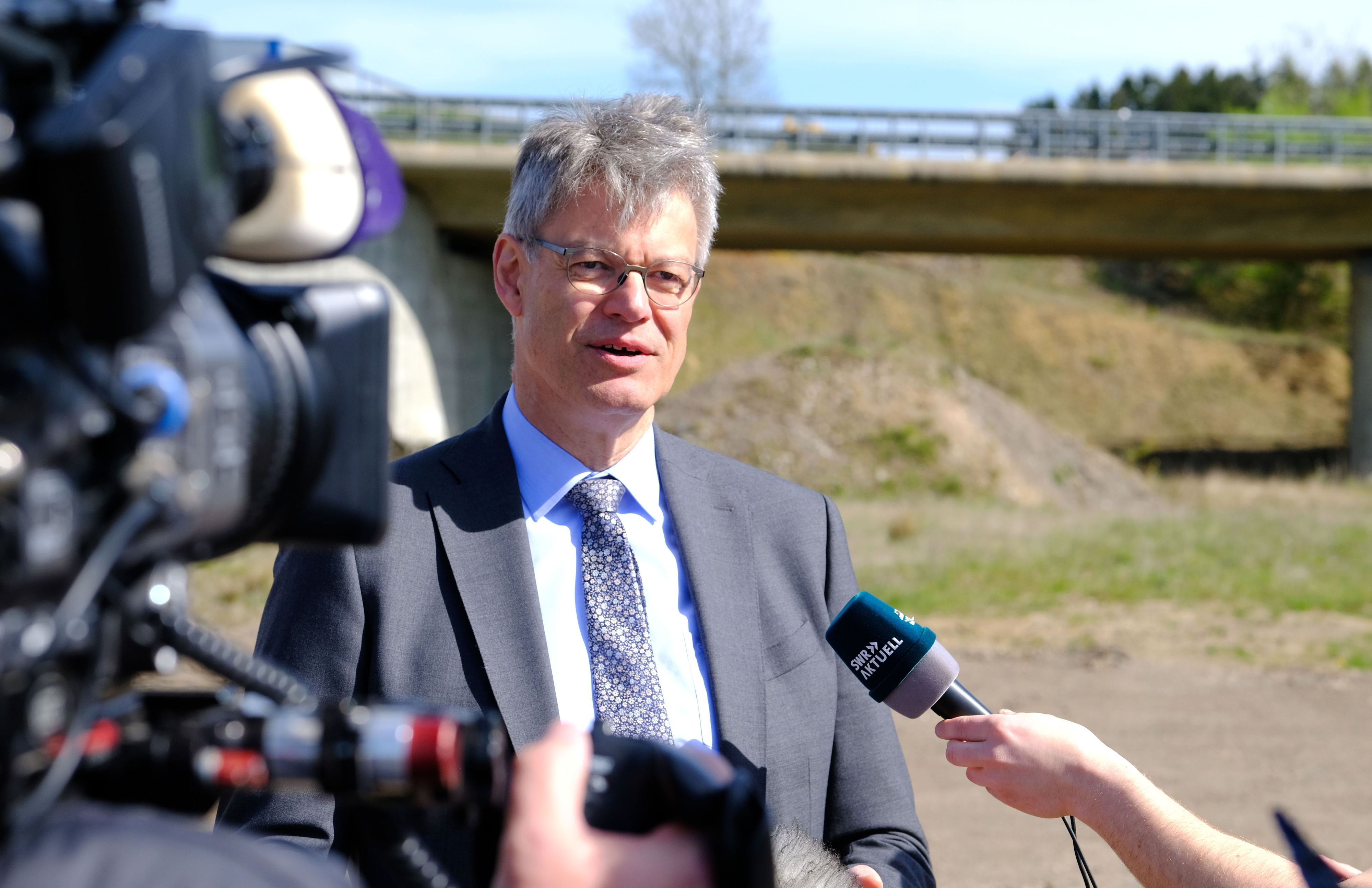 Bundesverkehrsminister Patrick Schnieder während eines TV-Interviews.