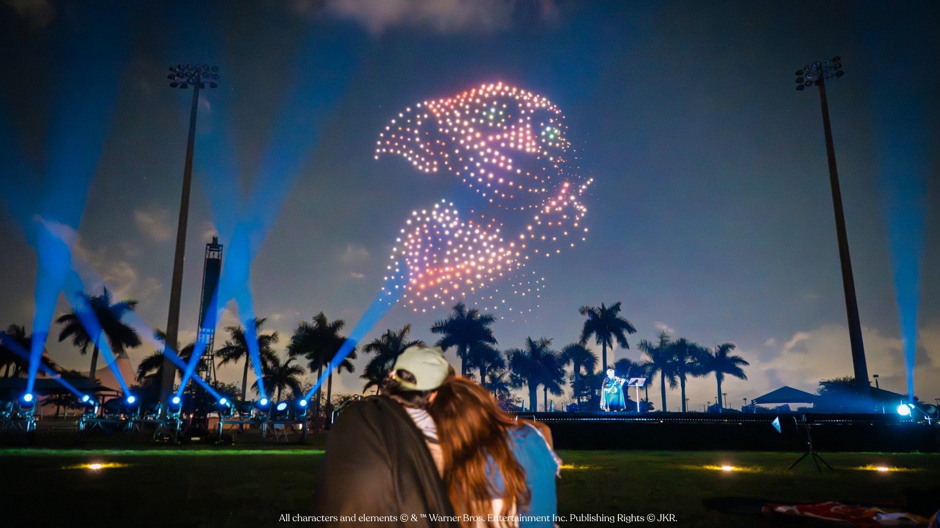 Hauself Dobby aus der Harry-Potter-Welt leuchtet bei einer Drohnenshow am Himmel