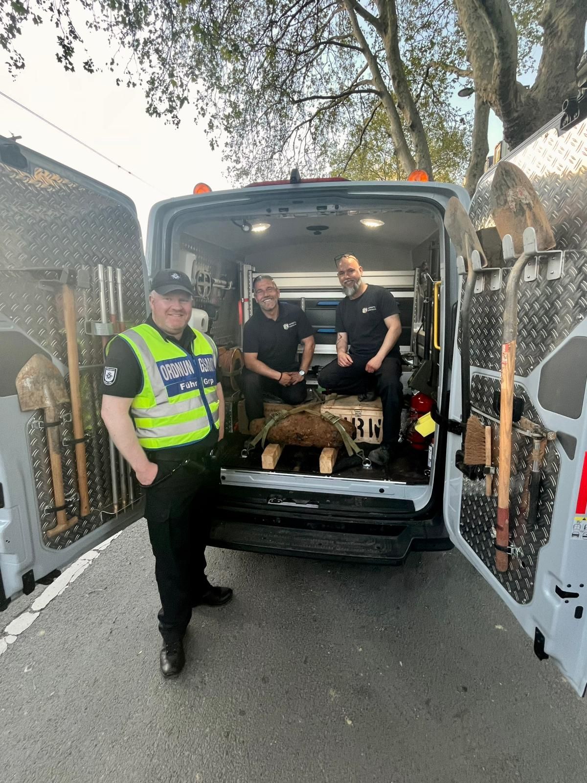 Das Team mit der entschärften Weltkriegsbombe in Niehl