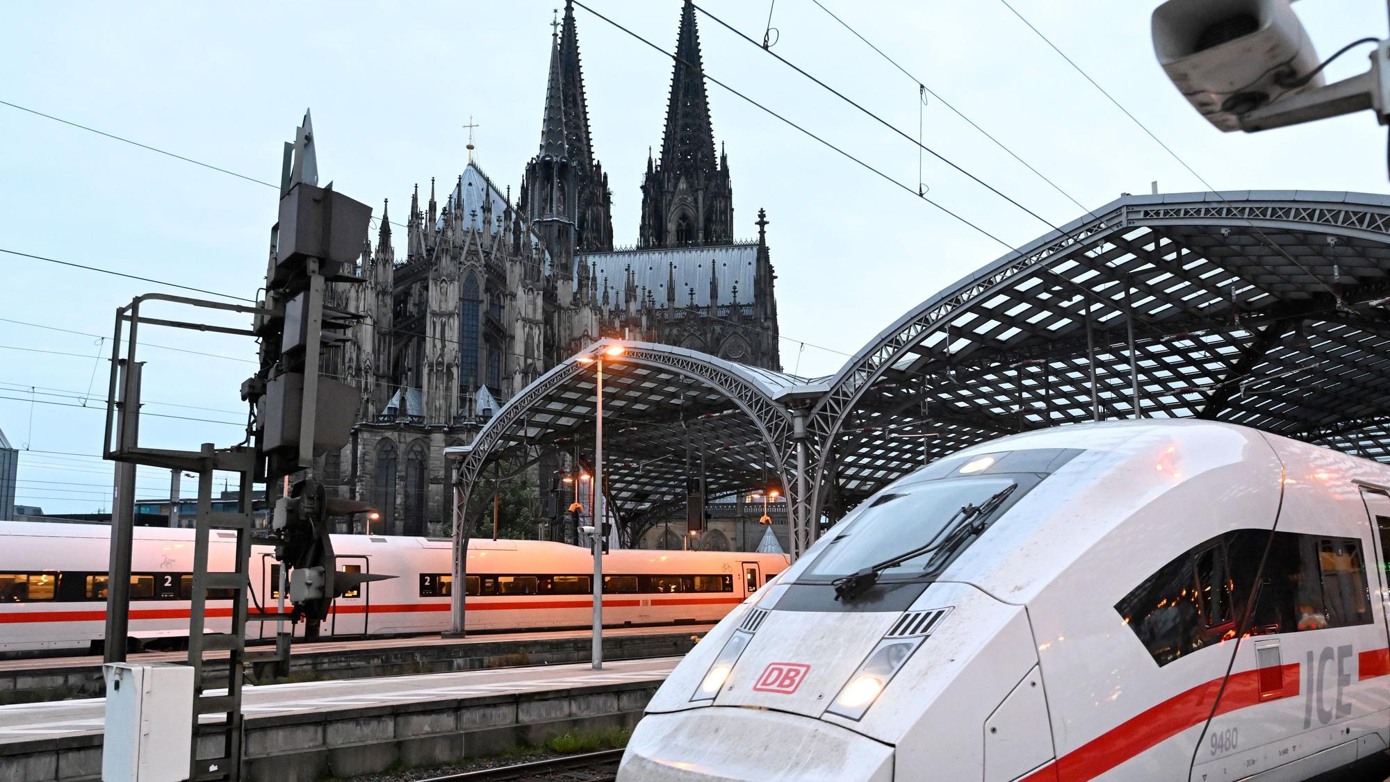 Ein ICE-Zug der Deutschen Bahn verlässt den Kölner Hauptbahnhof. (Archivbild)