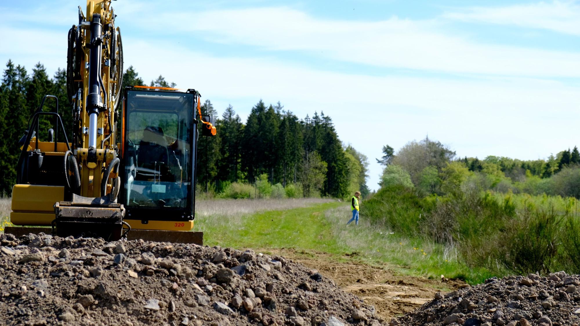 Unweit der Anschlussstelle Kelberg steht ein Bagger an einem Erdhaufen.