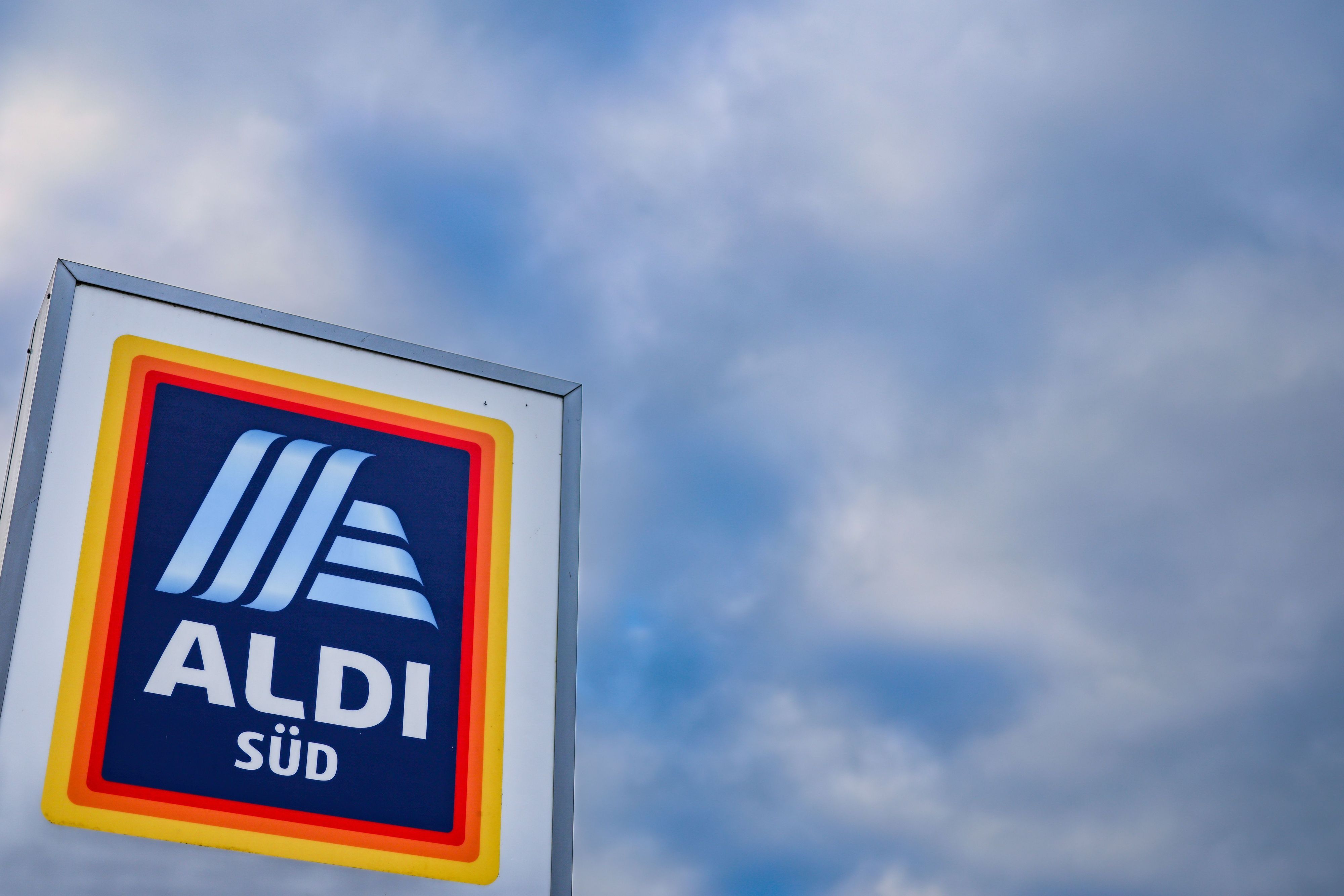 Ein Firmenschild steht an der Einfahrt zur Deutschlandzentrale von Aldi Süd in Mülheim an der Ruhr.