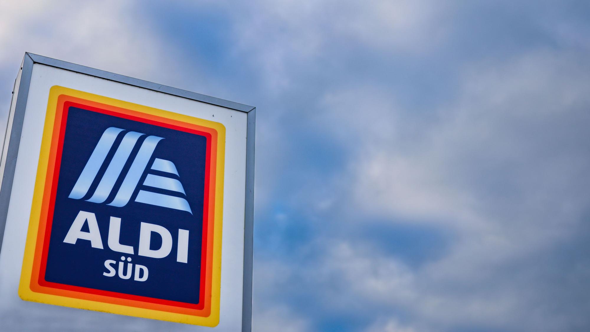 Ein Firmenschild steht an der Einfahrt zur Deutschlandzentrale von Aldi Süd in Mülheim an der Ruhr.