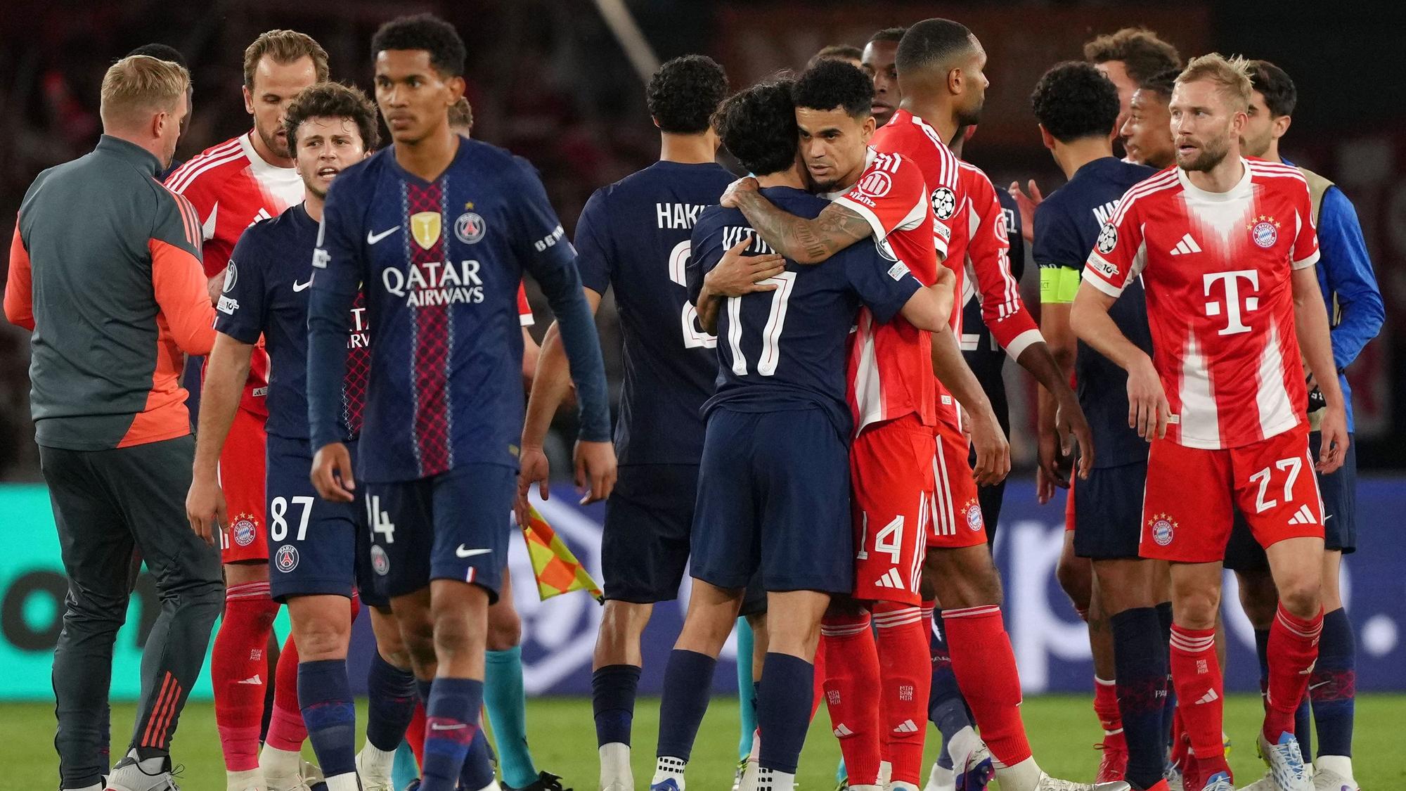 Die PSG- und Bayern-Spieler verabschieden sich nach dem Spiel voneinander.