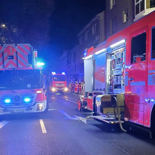 Feuerwehr und Polizei im Einsatz wegen Rauchentwicklung in Treppenhaus.