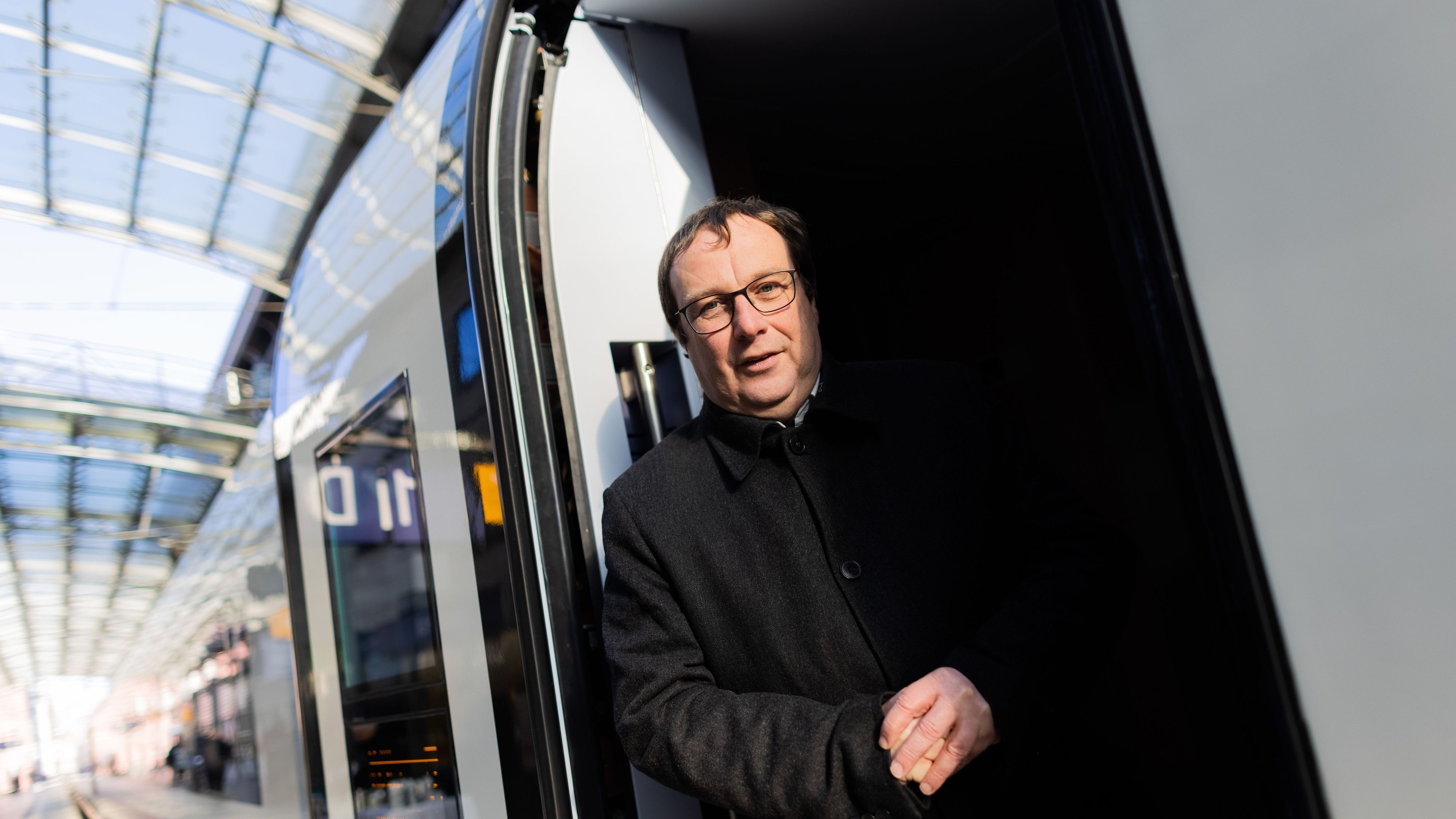 Oliver Krischer (Bündnis 90/Die Grünen), Verkehrsminister von Nordrhein-Westfalen, steht in dem neuen ICE 3neo mit dem Namen „Rheinland“ im Hauptbahnhof.