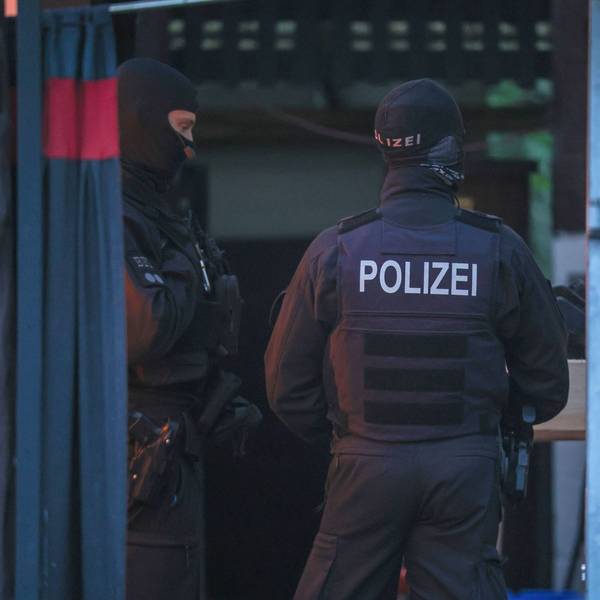 Polizeibeamte durchsuchen das Vereinsheim der Hells Angels in Hilden. Mit einer großangelegten Razzia geht die Polizei in Nordrhein-Westfalen gegen die Rockergruppe vor.