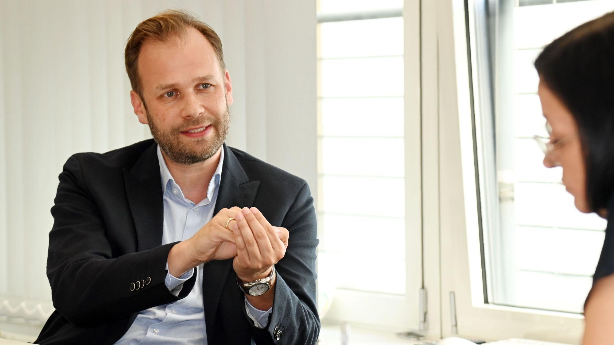 Das Bild zeigt Dezernent Robert Voigtsberger bei einem Interviewtermin. (Archivbild)