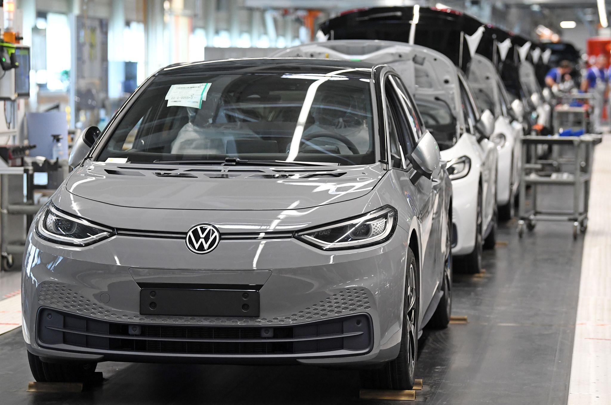 VW ID.3 überholt Tesla Model Y: Elektroauto-Dominanz verschiebt sich in ...