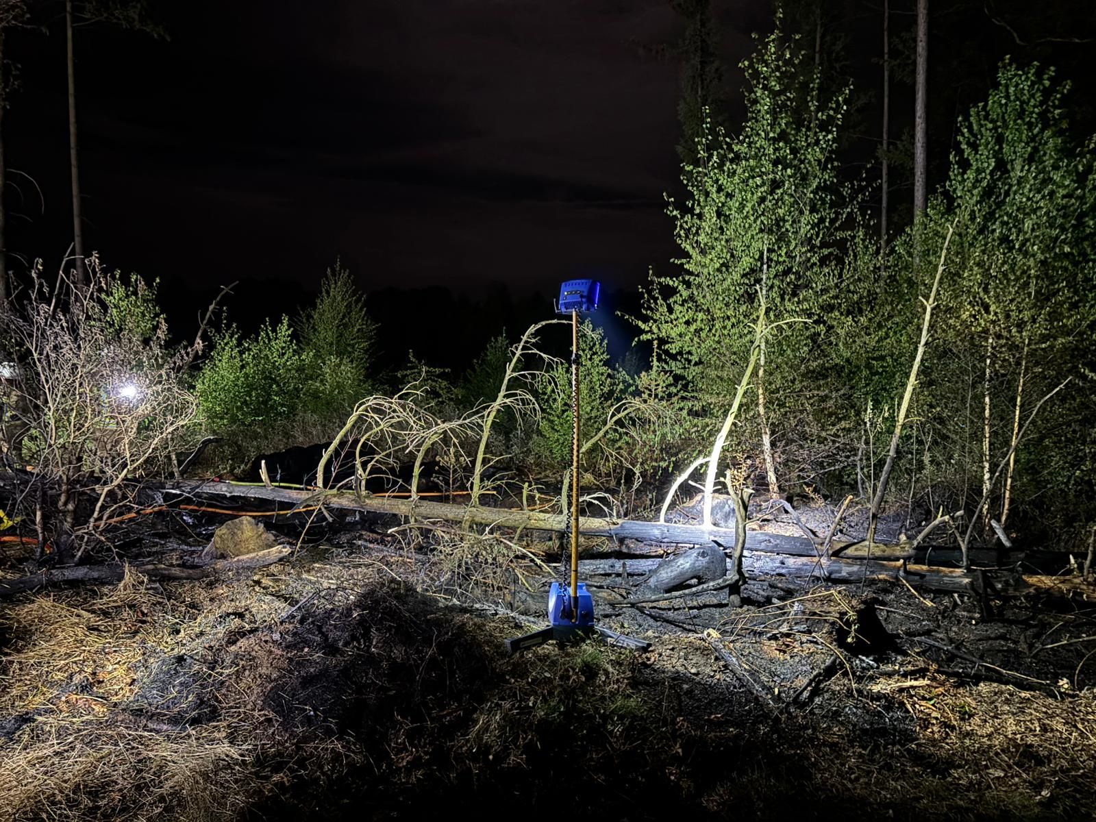 Gegen 23.37 Uhr hatten die Einsatzkräfte aus Nümbrecht und Drabenderhöhe die Flammen gelöscht.