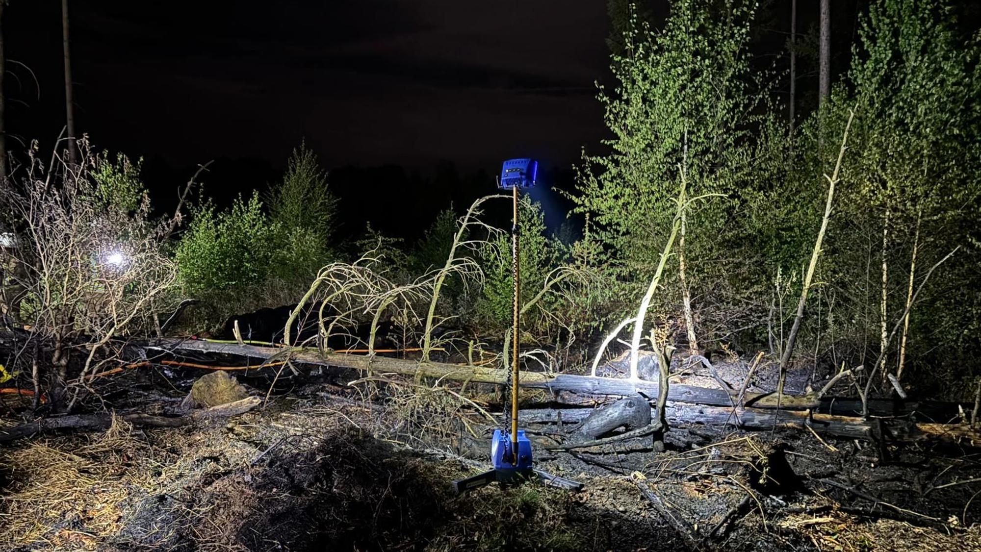 Gegen 23.37 Uhr hatten die Einsatzkräfte aus Nümbrecht und Drabenderhöhe die Flammen gelöscht.