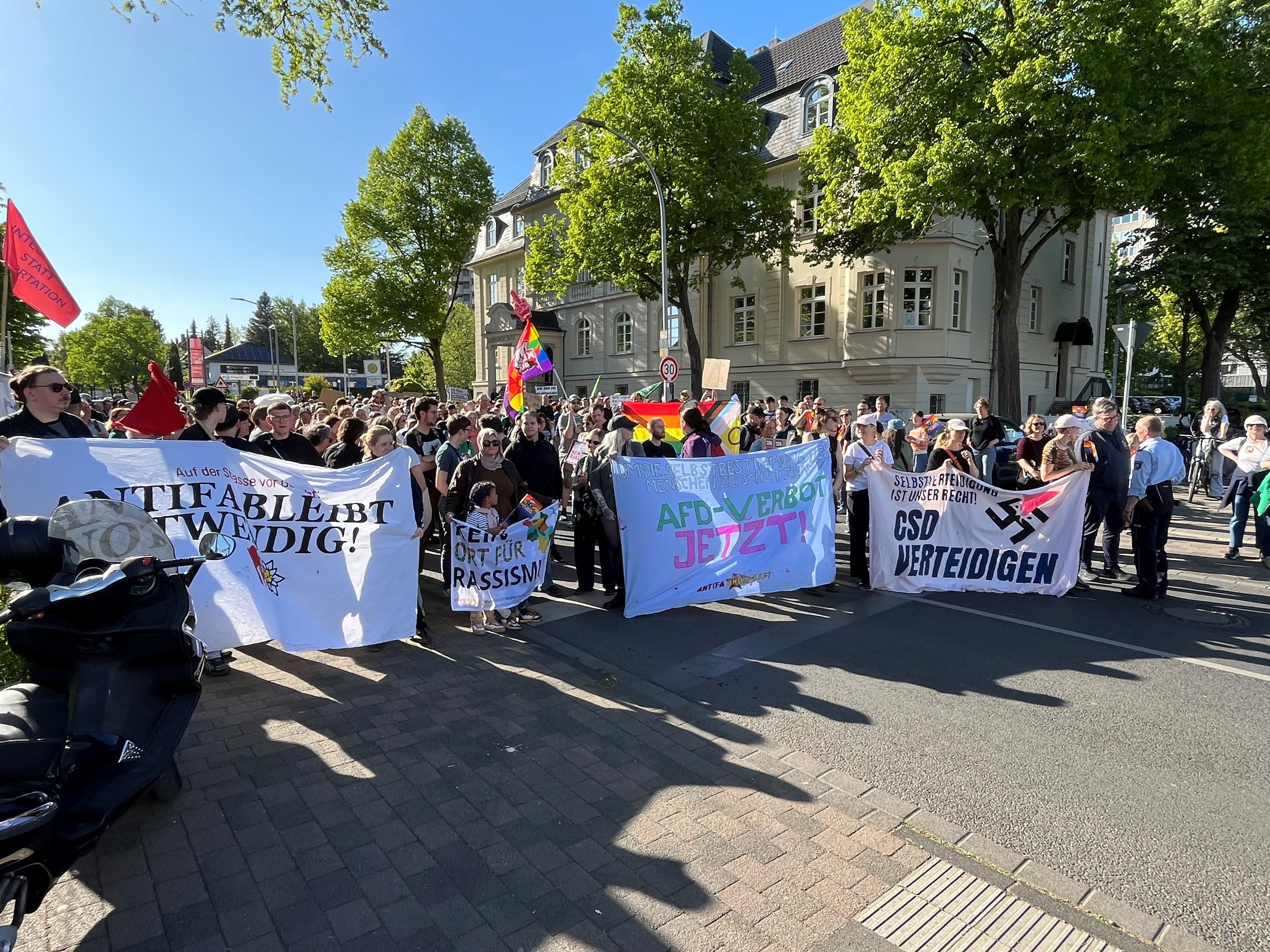 Zu sehen sind Demonstranten, sie halten Banner hoch.