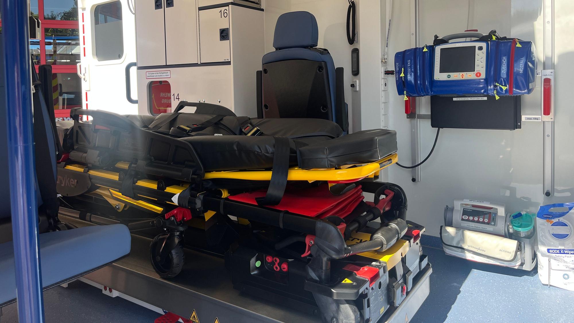 Im Rettungswagen ist ein elektrisches Fahrtragensystem eingebaut.