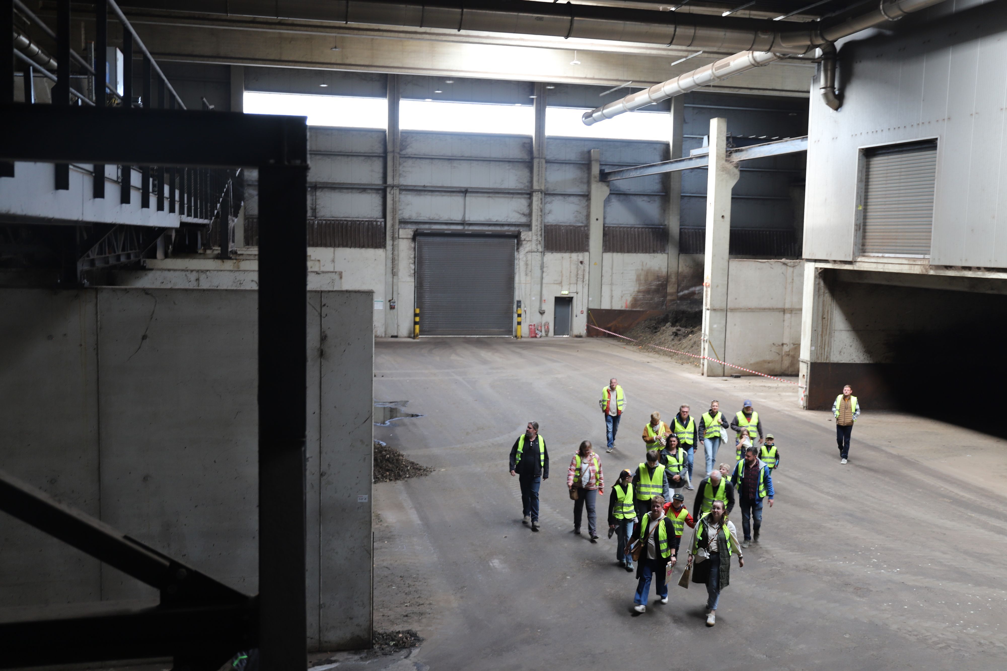 Gruppen wurden von Mitarbeiterinnen und Mitarbeitern durch die Anlage geführt.