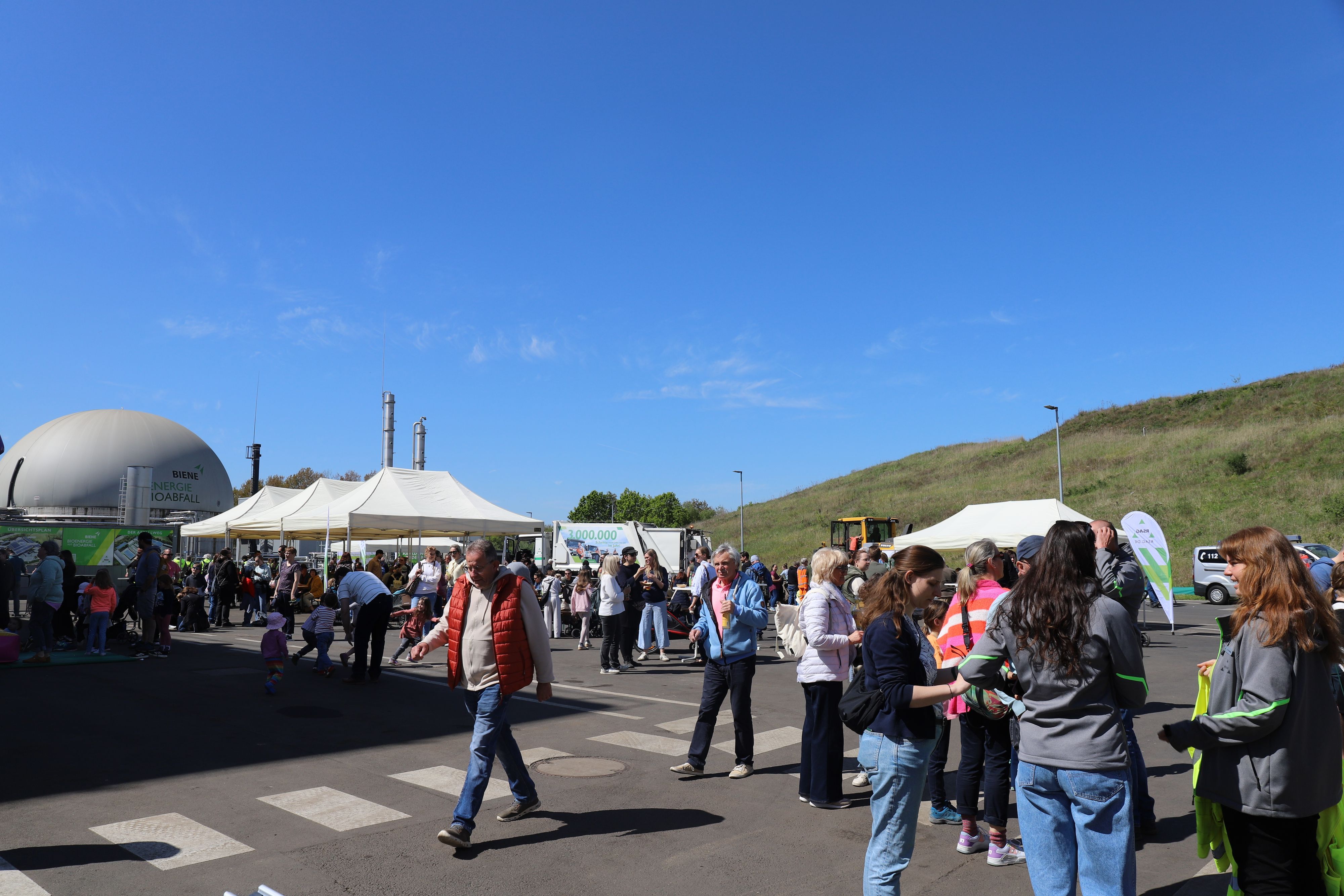 Die Besucherinnen und Besucher strömten in Scharen auf das Gelände.