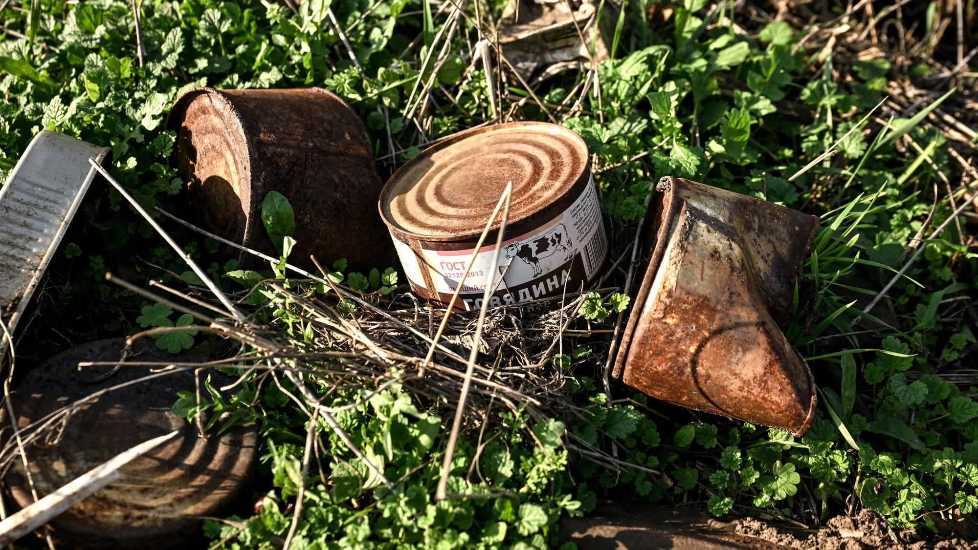 Das Foto zeigt aufgebrauchte Lebensmittelrationen, die von der ukrainischen Armee im Bereich einer russischen Stellung gefunden wurden. (Archivbild)