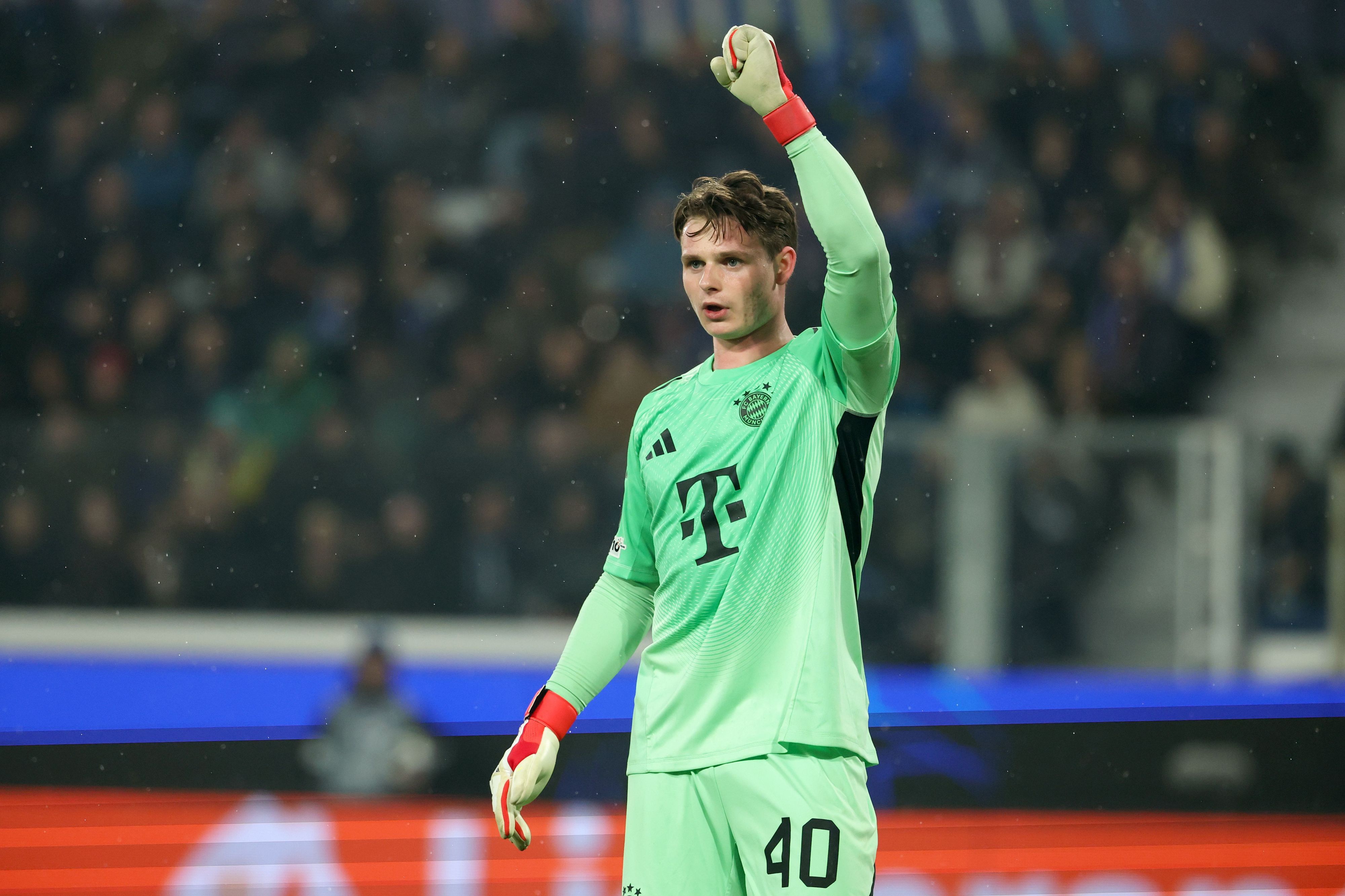 Torwart Jonas Urbig (Bayern München) steht auf dem Platz.