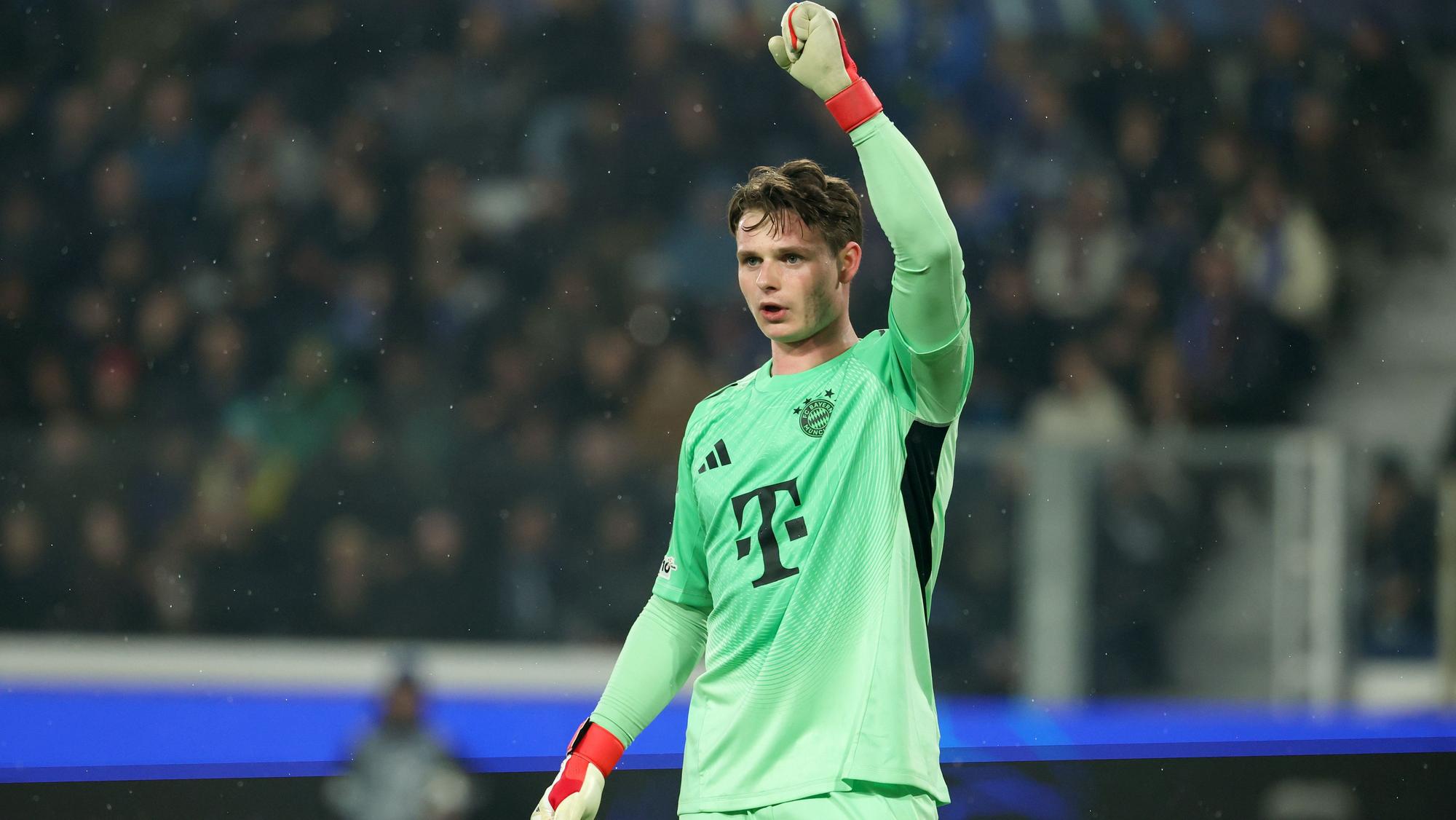 Torwart Jonas Urbig (Bayern München) steht auf dem Platz.