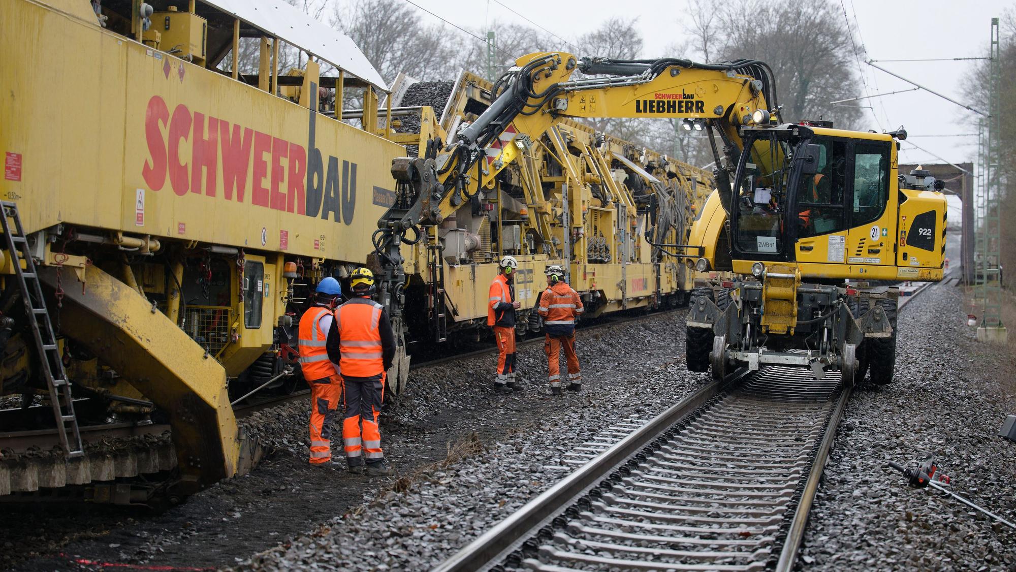 Ein Bagger fährt auf der Bahnstrecke zwischen Leichlingen und Leverkusen Opladen, die zur Zeit erneuert wird, aufgenommen bei einem Fototermin zur Generalsanierung der Bahnstrecke Köln-Hagen. (Archivbild)