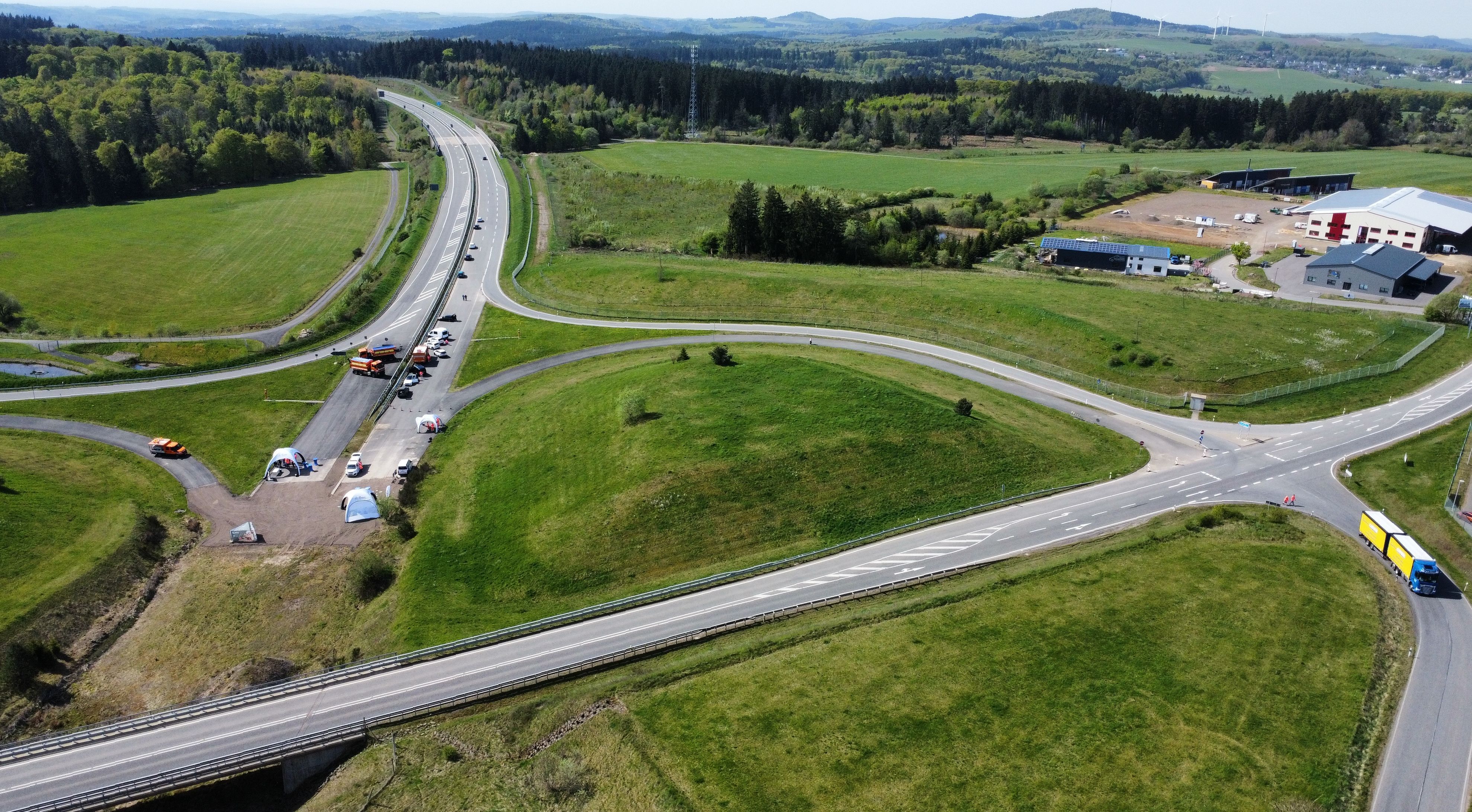 Die Drohnenaufnahme zeigt das Autobahnende der A1 an der AS Kelberg (LK Vulkaneifel)