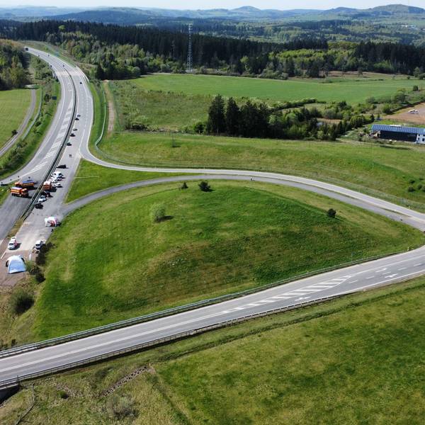 Die Drohnenaufnahme zeigt das Autobahnende der A1 an der AS Kelberg (LK Vulkaneifel)