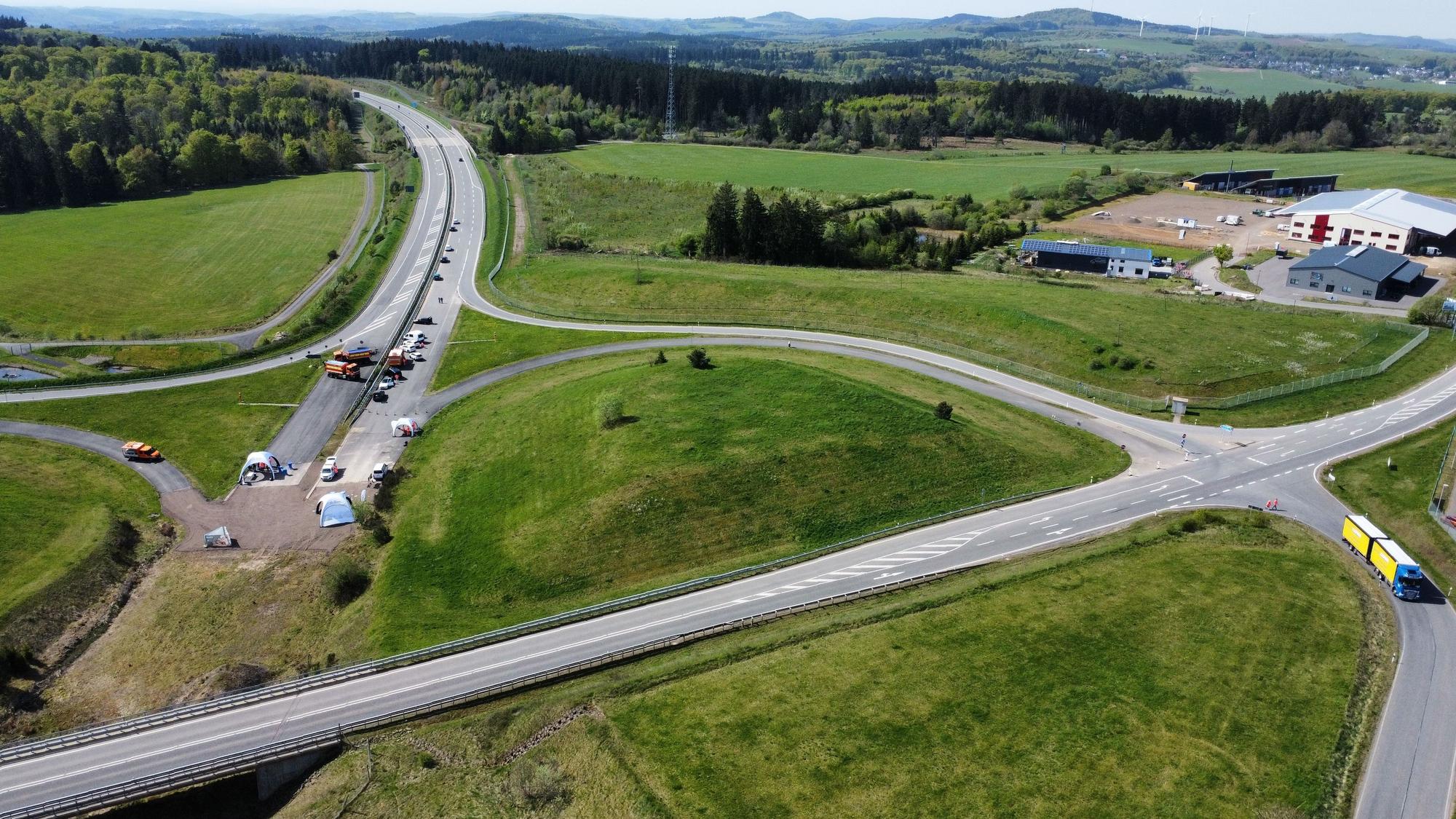 Die Drohnenaufnahme zeigt das Autobahnende der A1 an der AS Kelberg (LK Vulkaneifel)