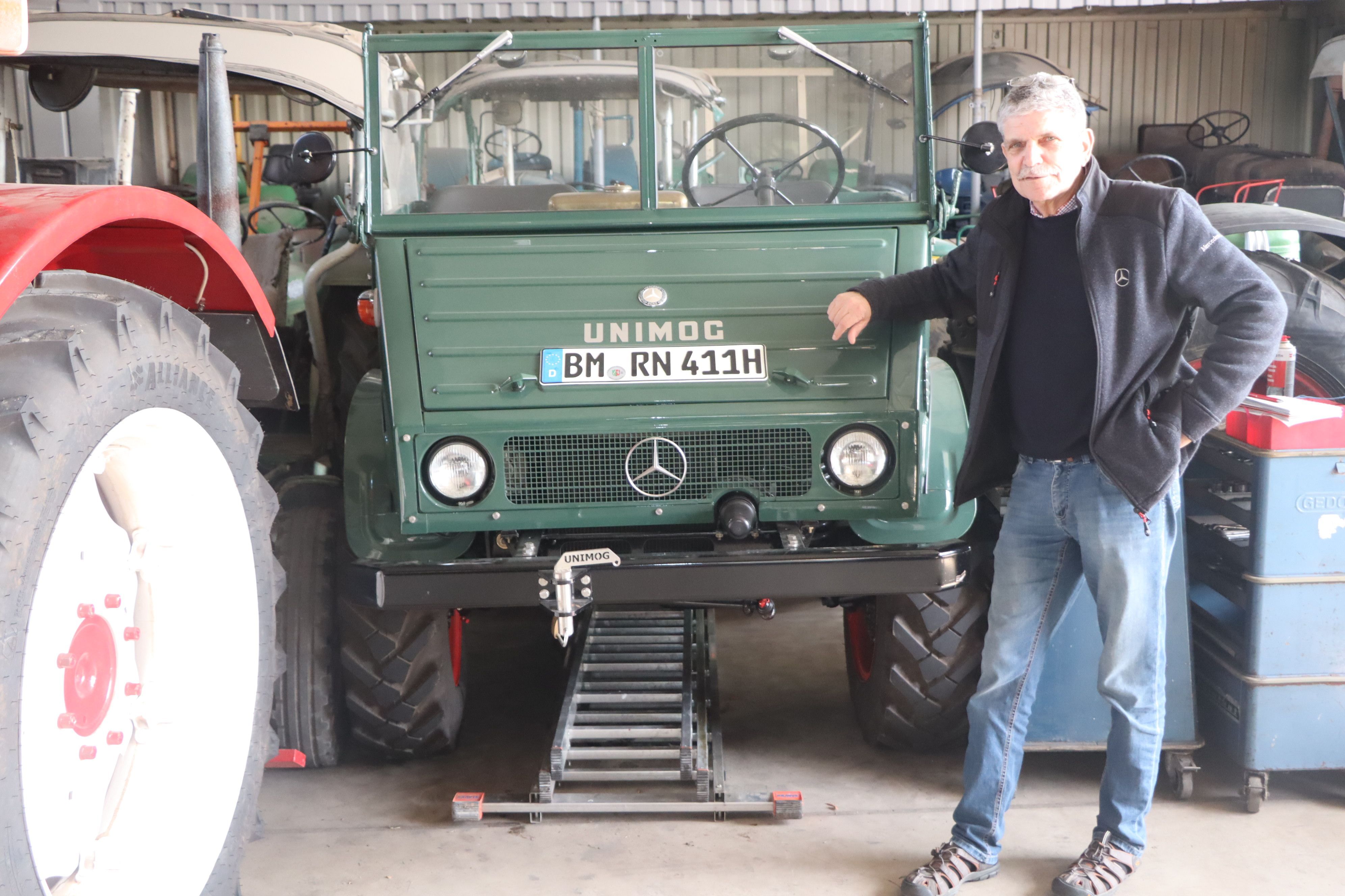 Das Bild zeigt Rolf Neunzig mit einem Unimog.