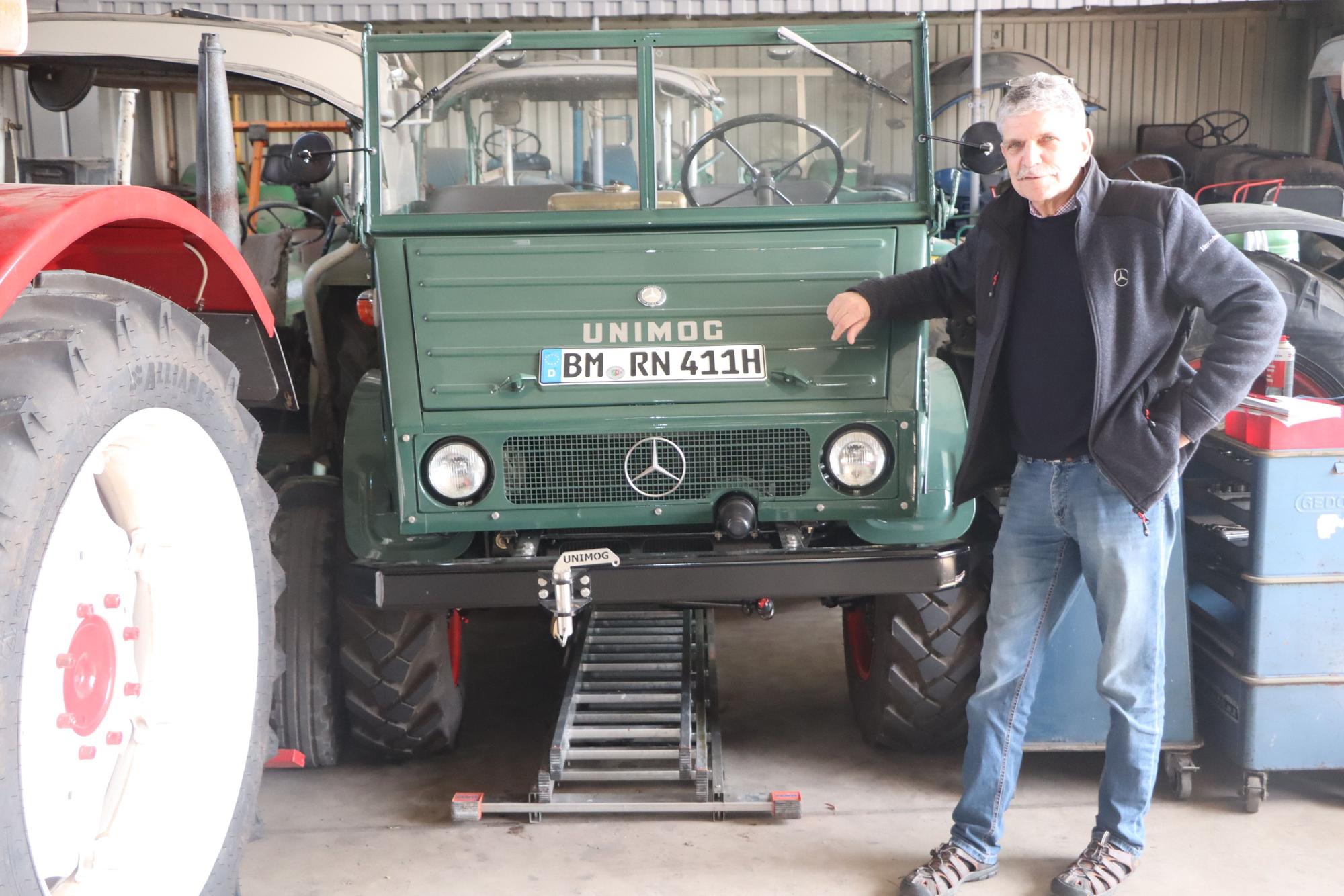 Das Bild zeigt Rolf Neunzig mit einem Unimog.