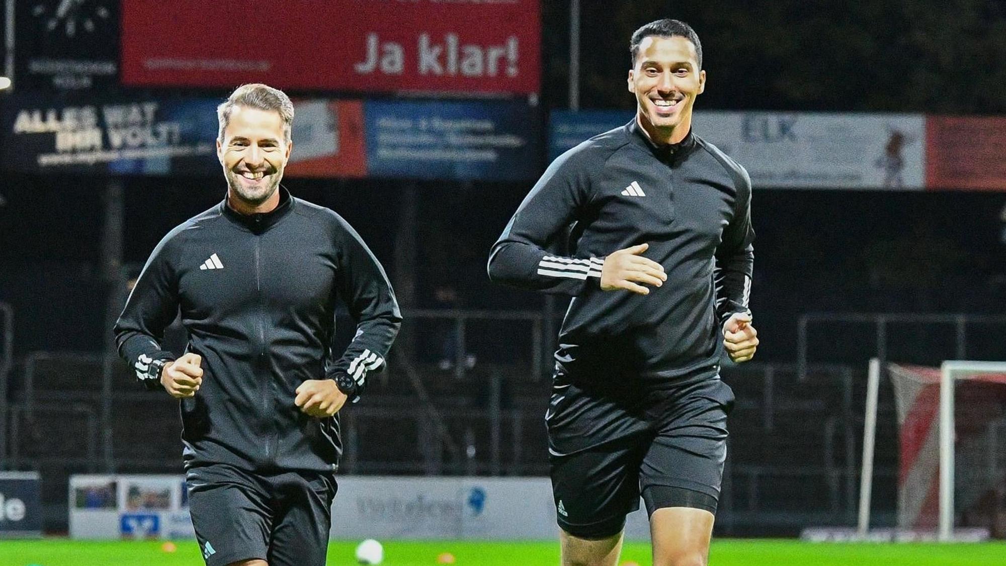 Tarik Damar leitet das Pokalfinale in Köln. Luca Marx unterstützt ihn an der Linie.