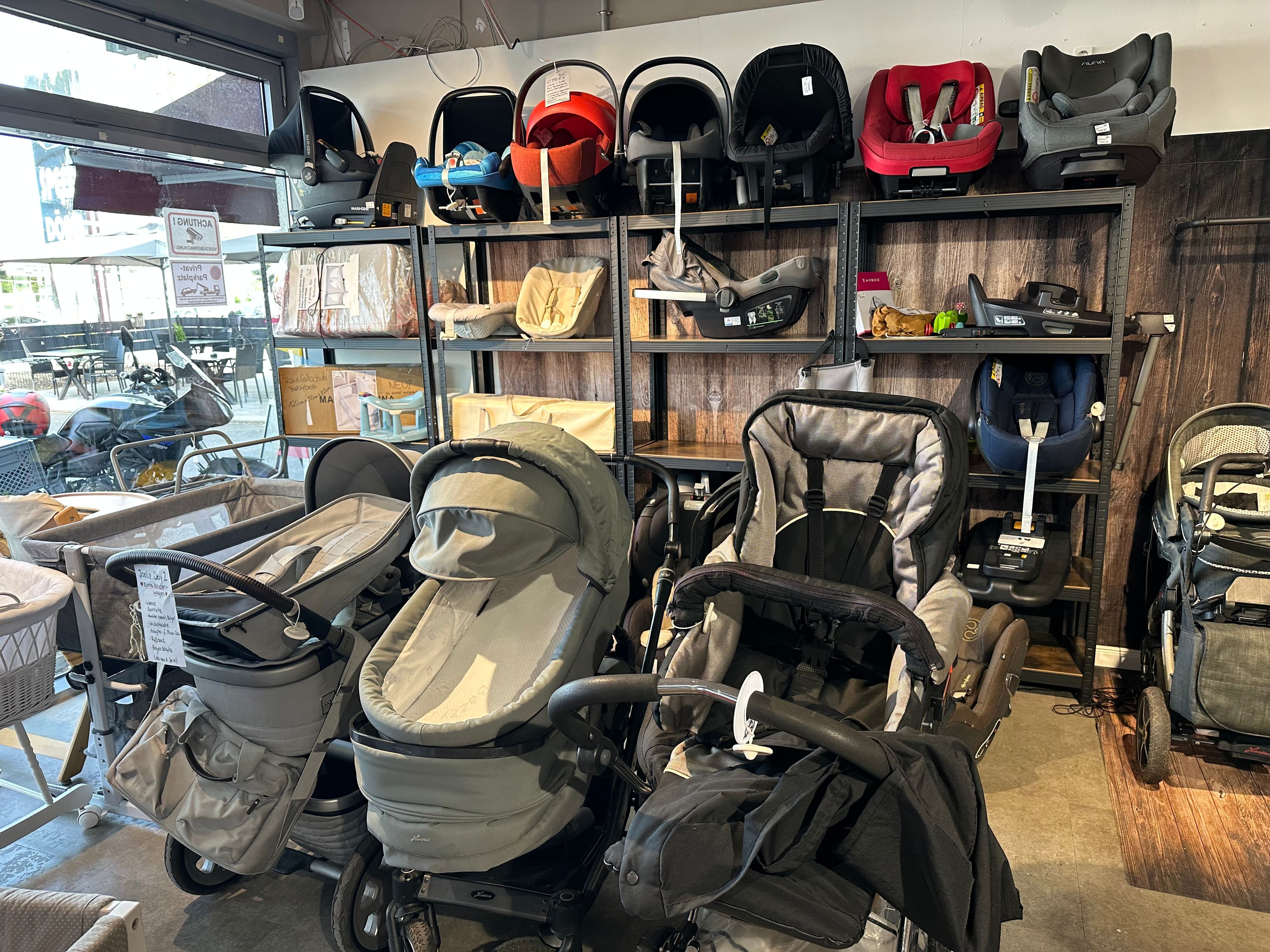 Auch das gibt es in der Wichtelwiese: Kinderwagen und Sitze fürs Auto.