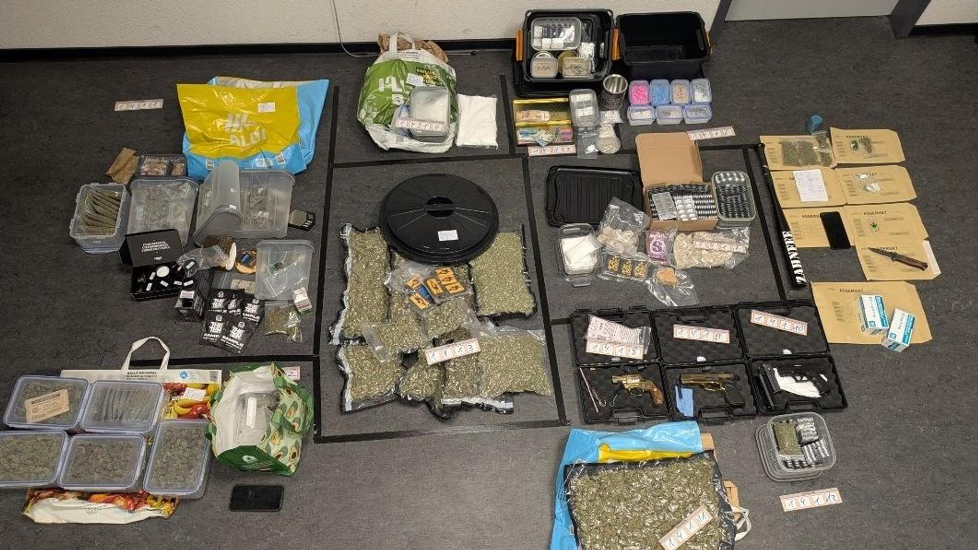 Die von der Polizei sichergestellten Drogen und Waffen.