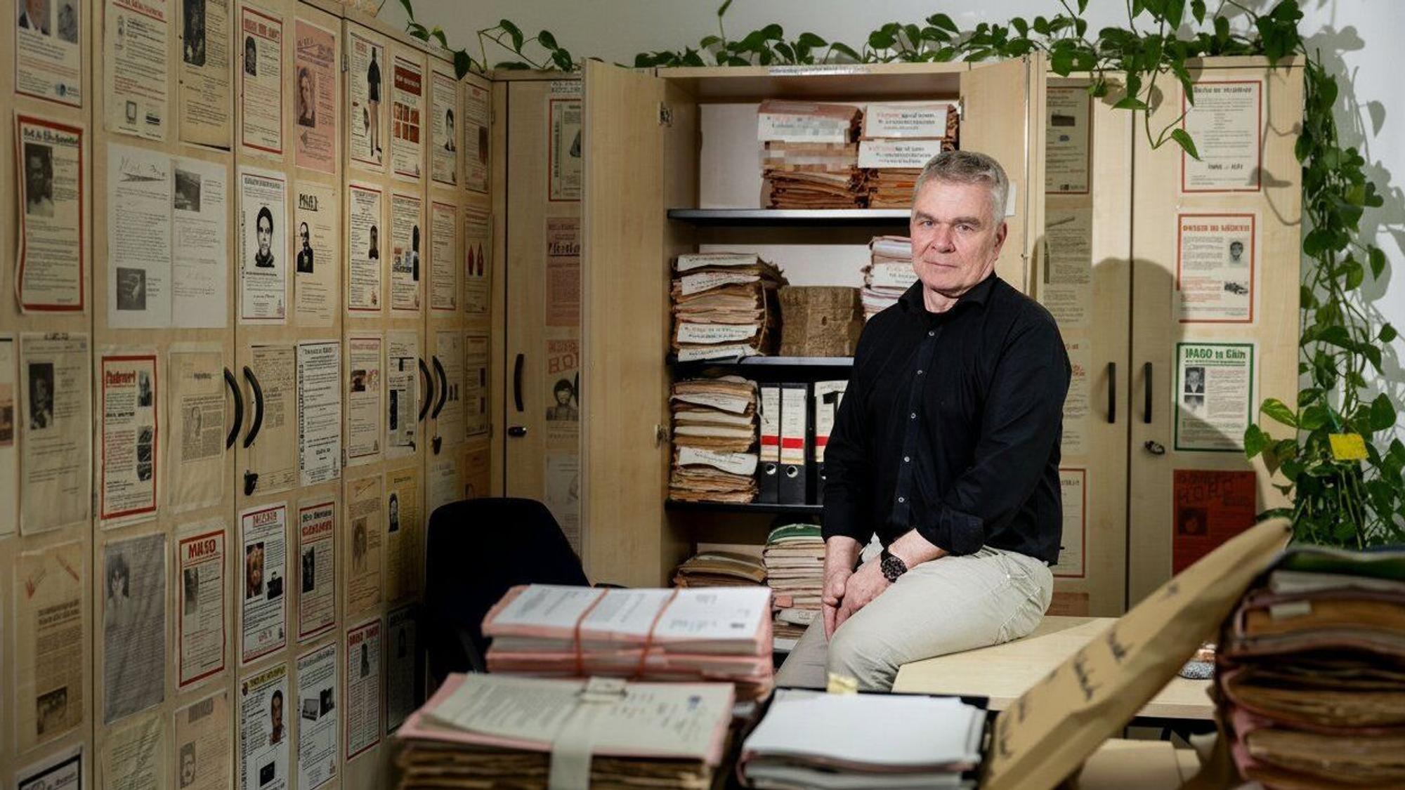 Cold-Case-Ermittler Markus Weber in seinem Büro.