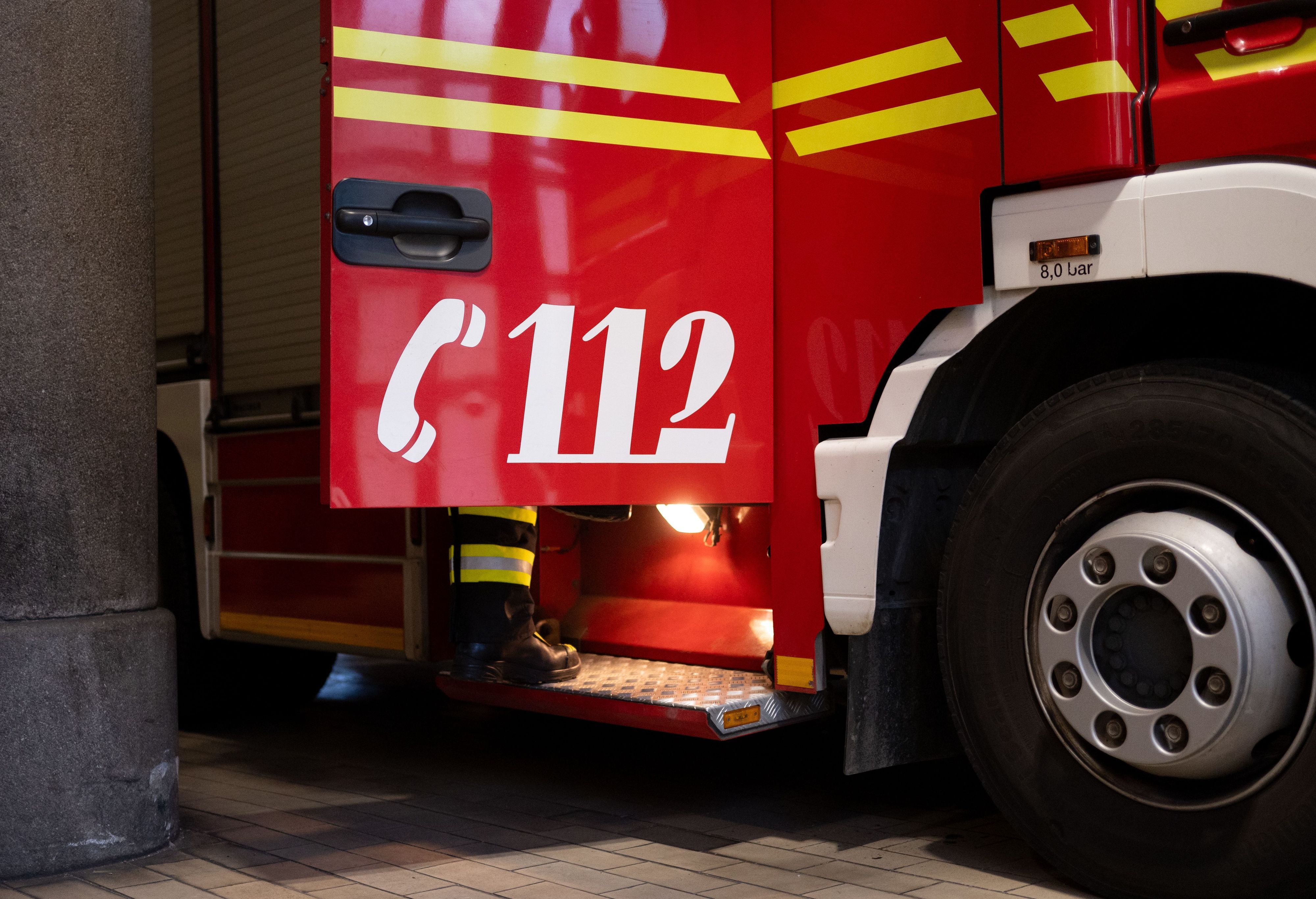 Ein Fahrzeug der Feuerwehr steht an der Feuerwache.