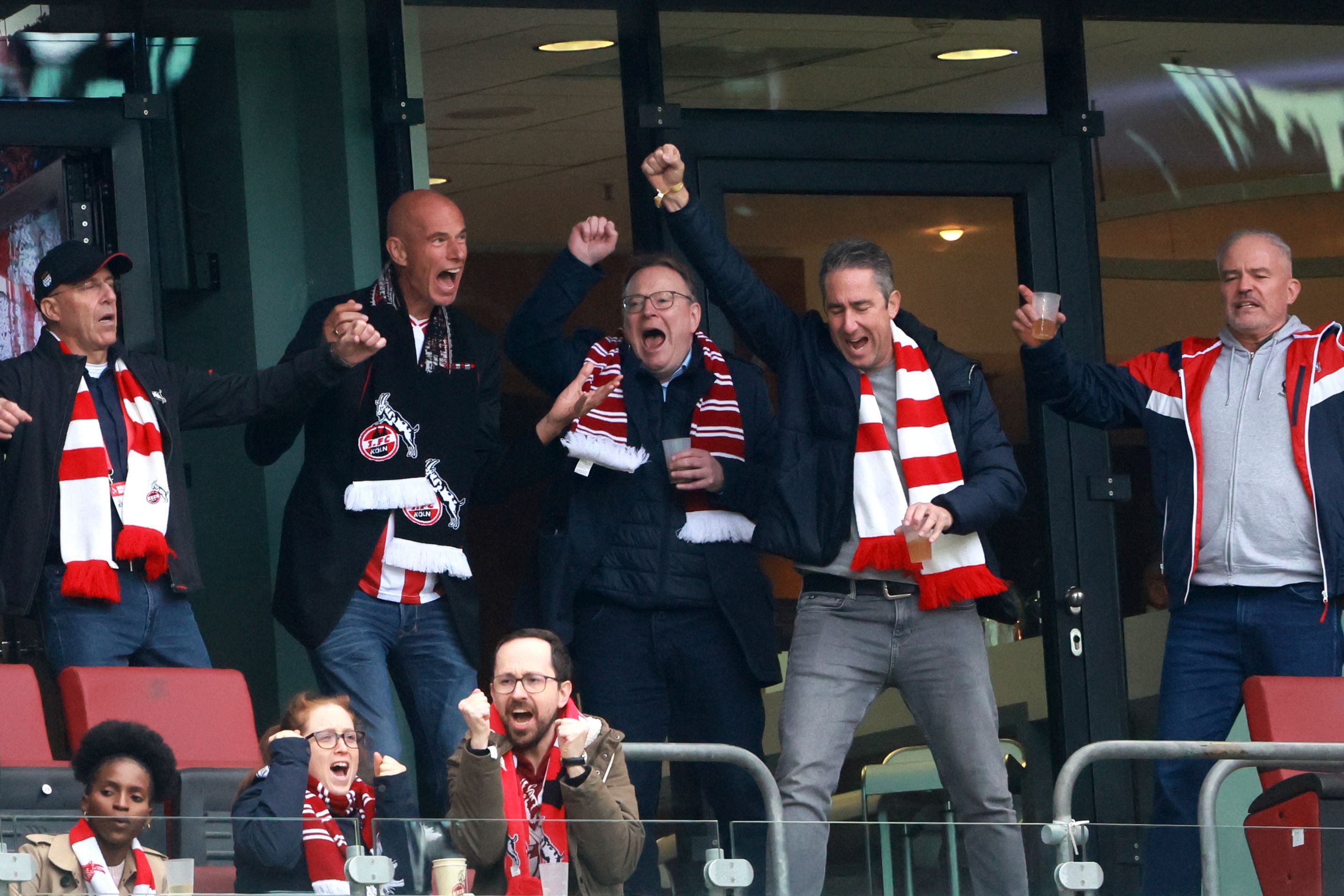 Präsident Jörn Stobbe (1. FC Köln) feiert im Oktober ein FC-Tor mit Bürgermeister Torsten Burmester (Mitte) und dem Parteikollegen der SPD, Oliver Seeck (rechts).
