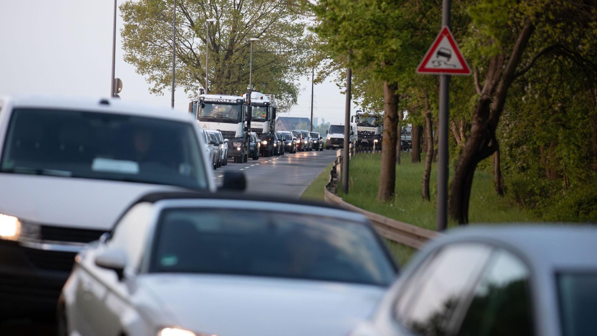 In den Morgenstunden hat sich der Verkehr mit Einführung der Baustellenampel an der Kreuzung Wahner Straße/Liburer Landstraße bis weit in Richtung Ortseingang Libur gestaut.