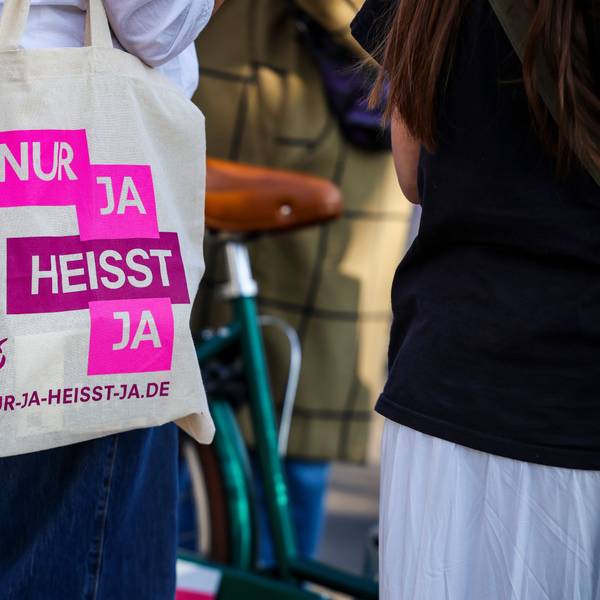 ARCHIV - 08.03.2025, Nordrhein-Westfalen, Köln: Bei einer Demo anlässlich des Internationalen Frauentages trägt eine Teilnehmerin eine Stofftasche mit der Aufschrift "Nur ja heisst ja". 67 Prozent der Deutschen würden es einer Umfrage zufolge positiv oder eher positiv bewerten, wenn jede sexuelle Handlung ohne ausdrückliche Einwilligung unter Strafe gestellt werden würde. (zu dpa: «Umfrage: Zwei Drittel für «Nur Ja heißt Ja» im Sexualstrafrecht») Foto: Christoph Reichwein/dpa +++ dpa-Bildfunk +++