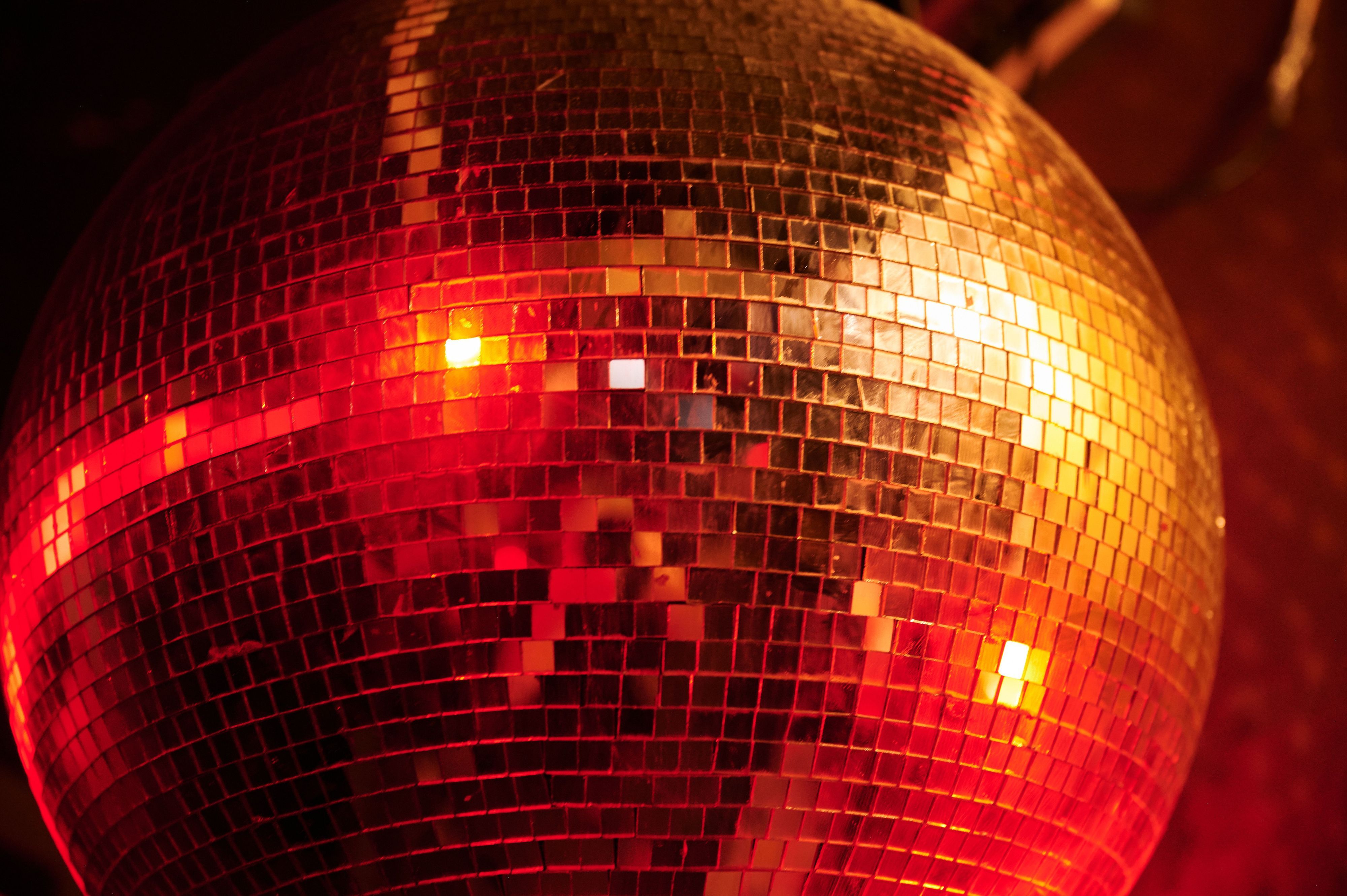 Eine Diskokugel leuchtet im Club.