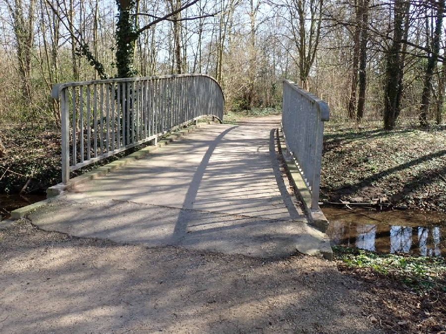 Das Bild zeigt die Betonbrücke, die über den Verbindungsarm „Kleine Erft/Erftflutkanal“ führt.