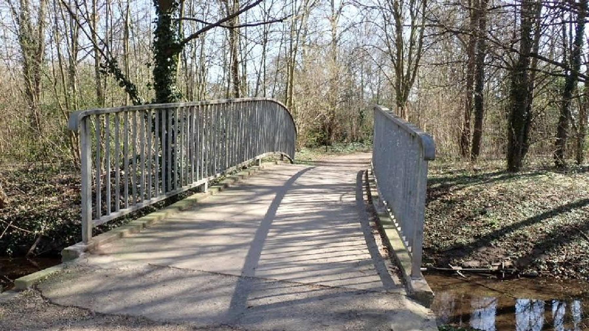 Das Bild zeigt die Betonbrücke, die über den Verbindungsarm „Kleine Erft/Erftflutkanal“ führt.