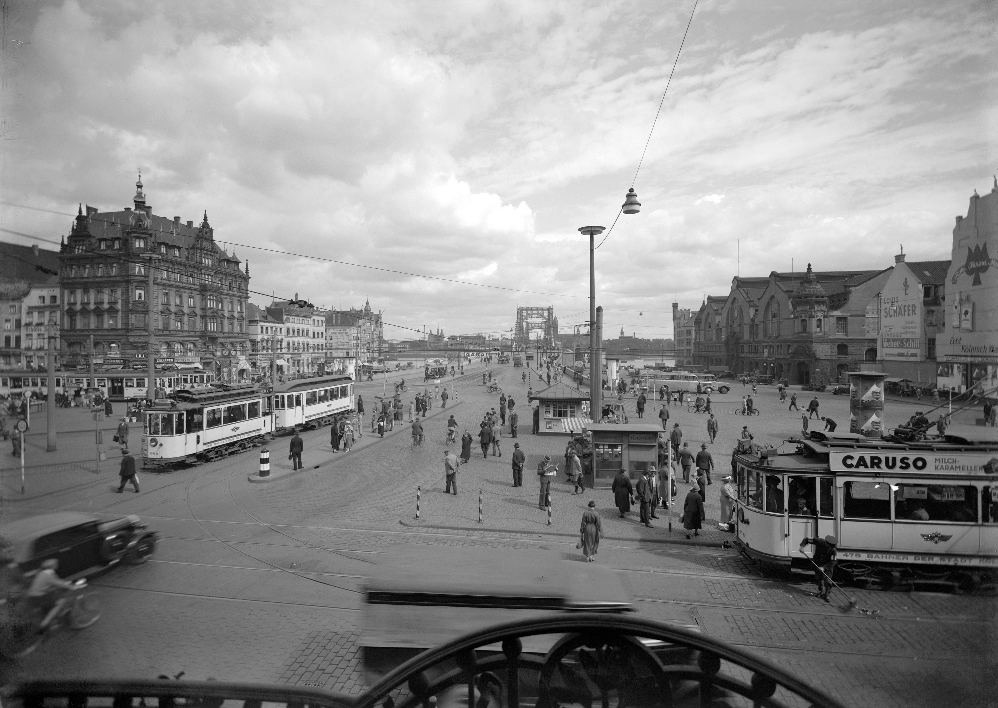 Blick auf den Heumarkt mit Passanten und Straßenbahnen