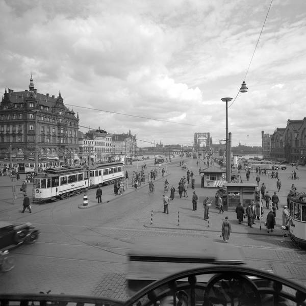 Blick auf den Heumarkt mit Passanten und Straßenbahnen