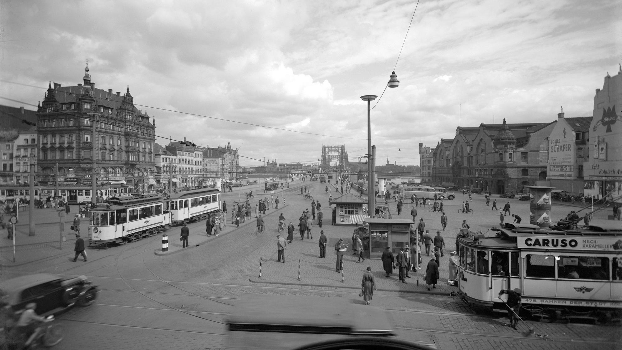 Blick auf den Heumarkt mit Passanten und Straßenbahnen