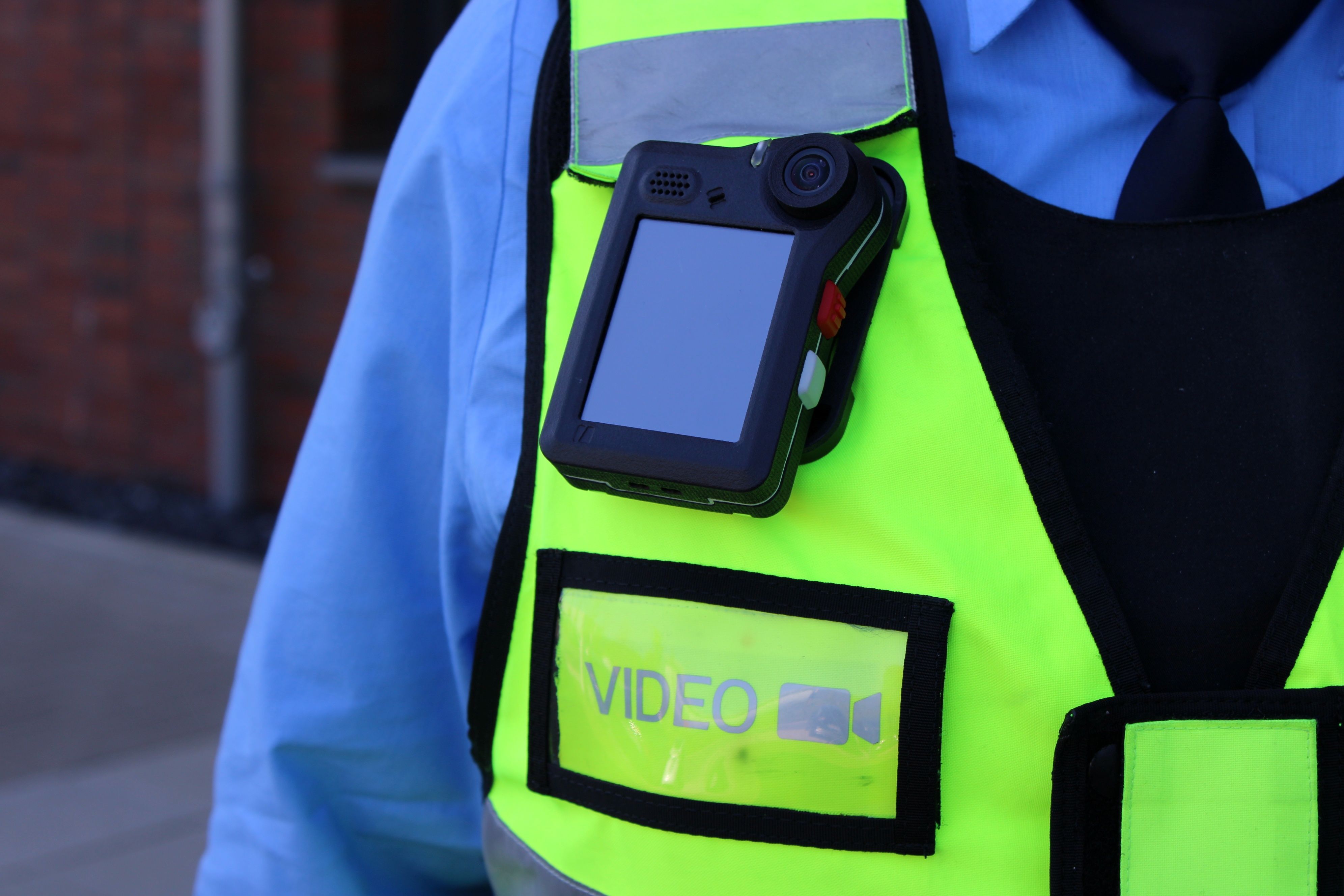 REVG-Kontrolleure wurden mit Bodycams ausgestattet. Das soll den Schutz vor aggressiven Fahrgästen erhöhen.