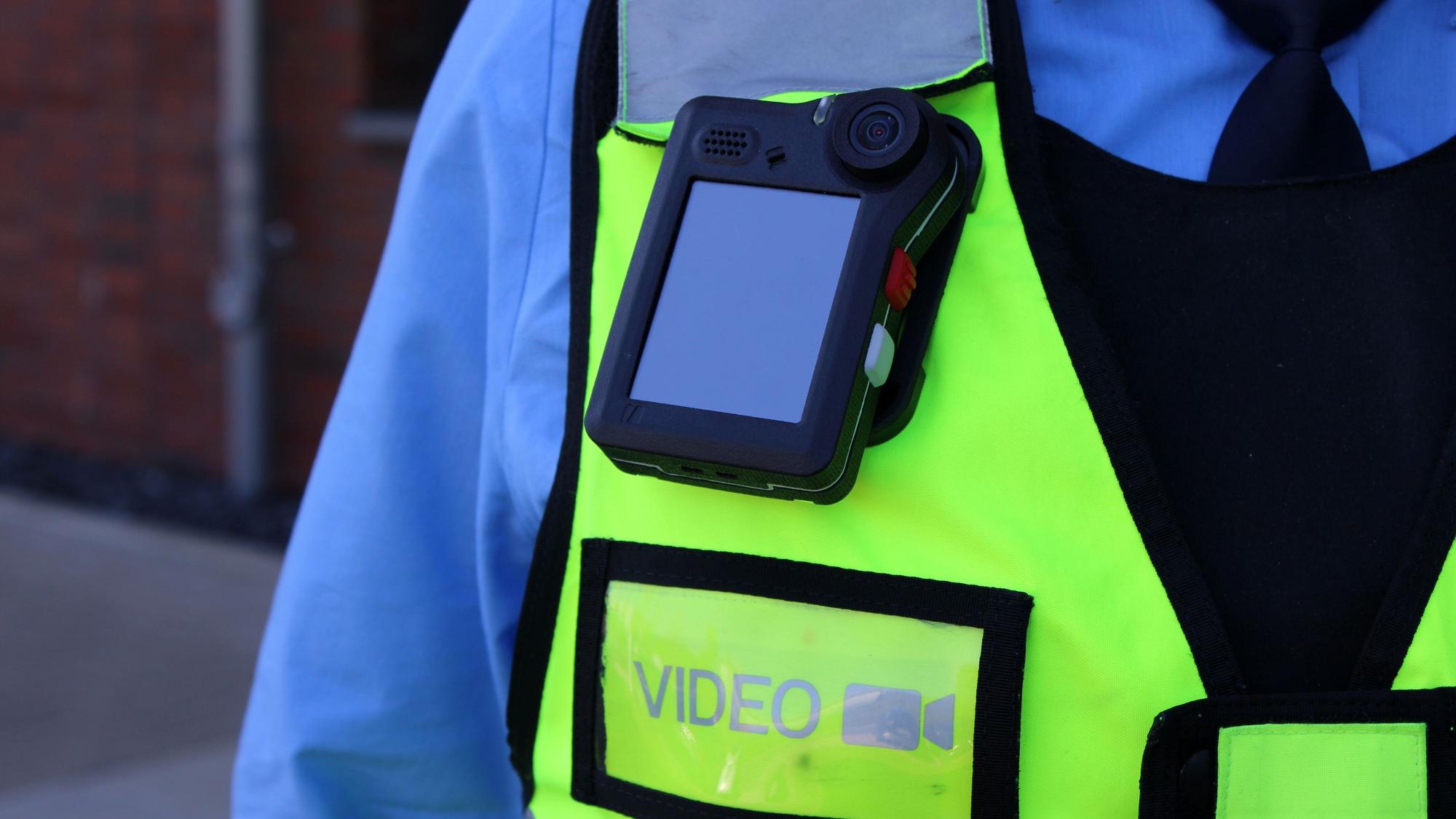 REVG-Kontrolleure wurden mit Bodycams ausgestattet. Das soll den Schutz vor aggressiven Fahrgästen erhöhen.