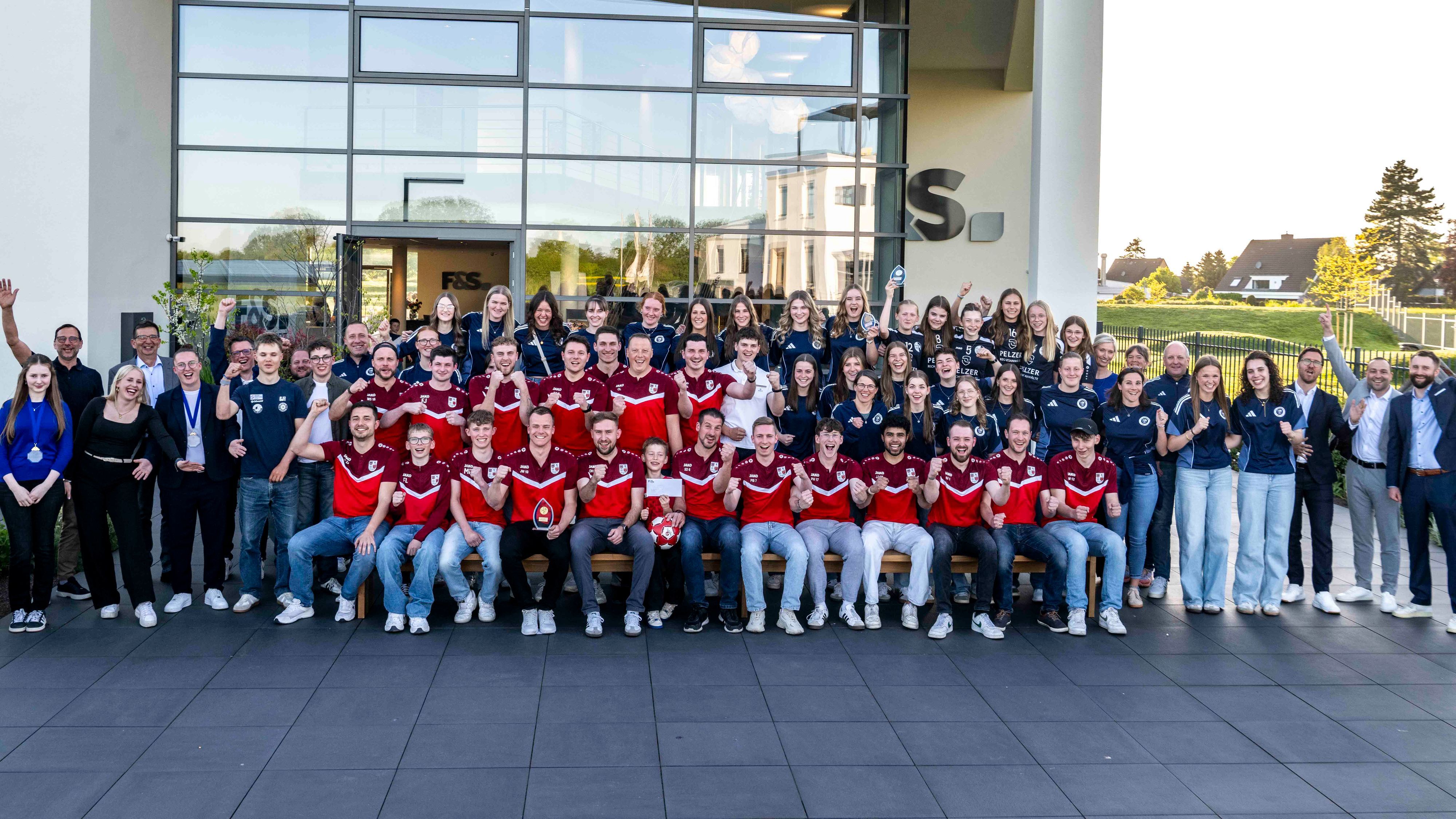 Sportlerwahl 2025, Ehrung am 28. April 2026. Gruppenbild der Sportler des Jahres 2025 mit den Sponsoren.