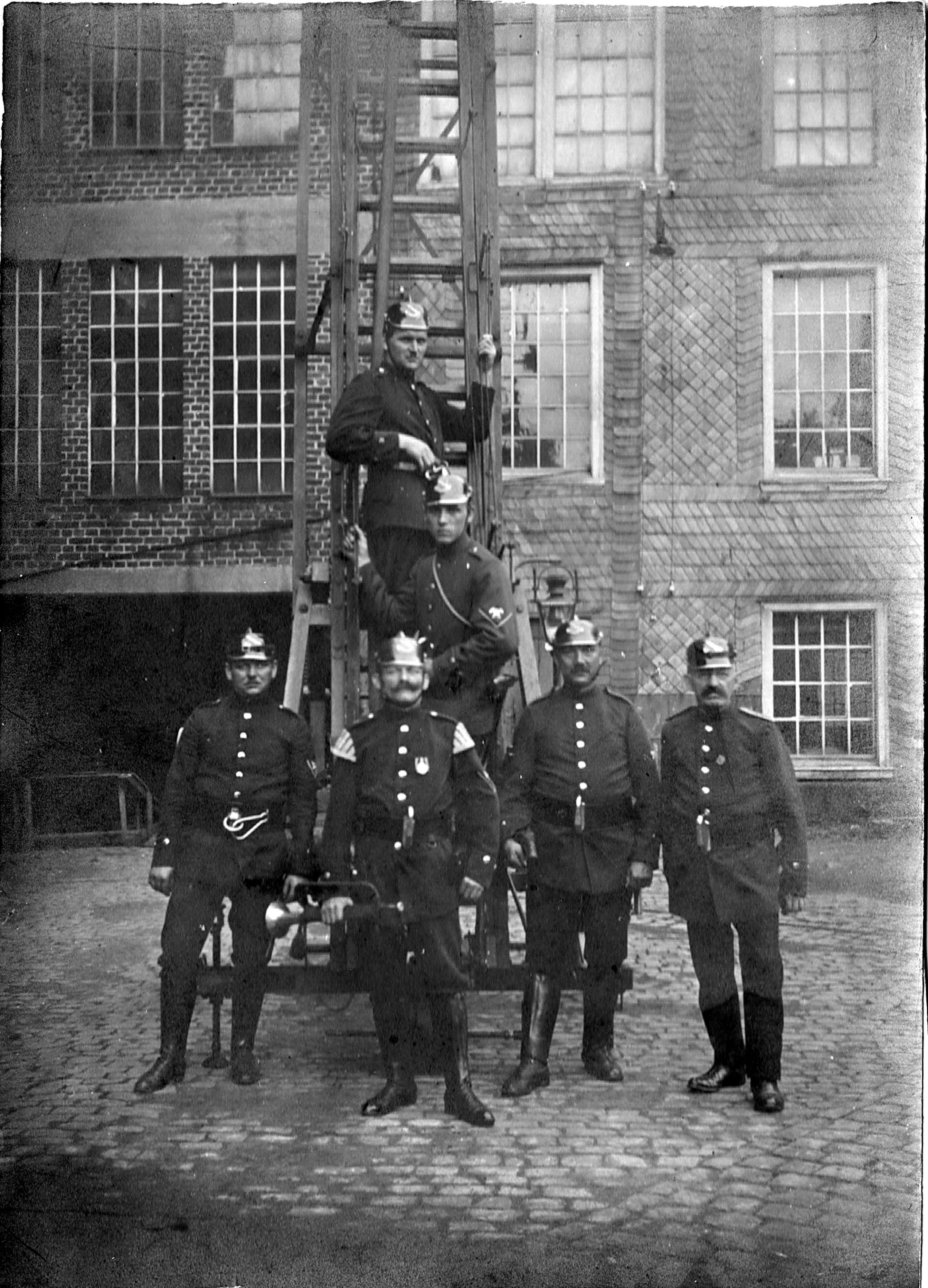 Mit fahrbarer Leiter im Jahr 1928.