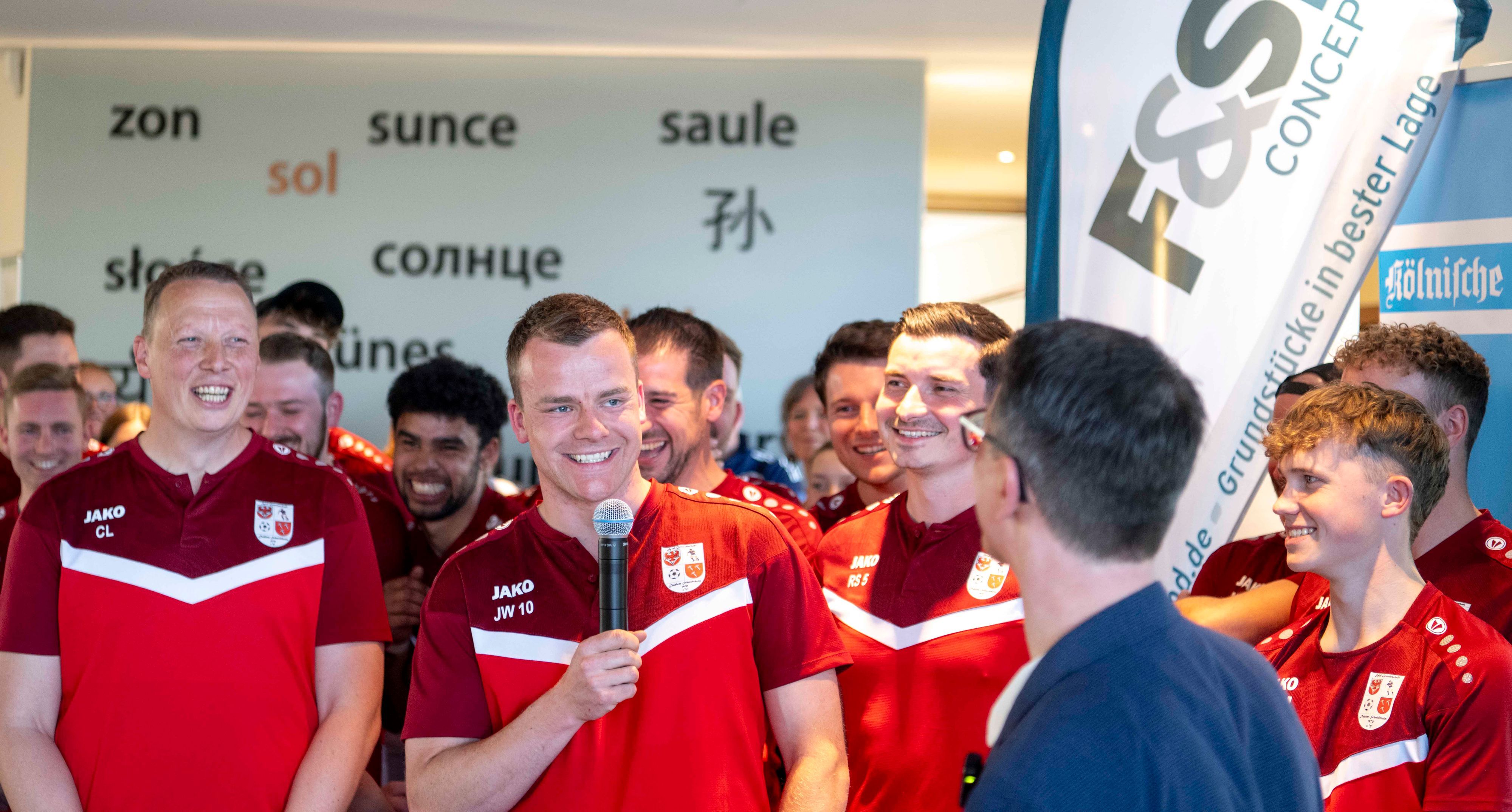 Fußballer der SG Dahlem-Schmidtheim II im Interview mit Thomas Schmitz (r.).