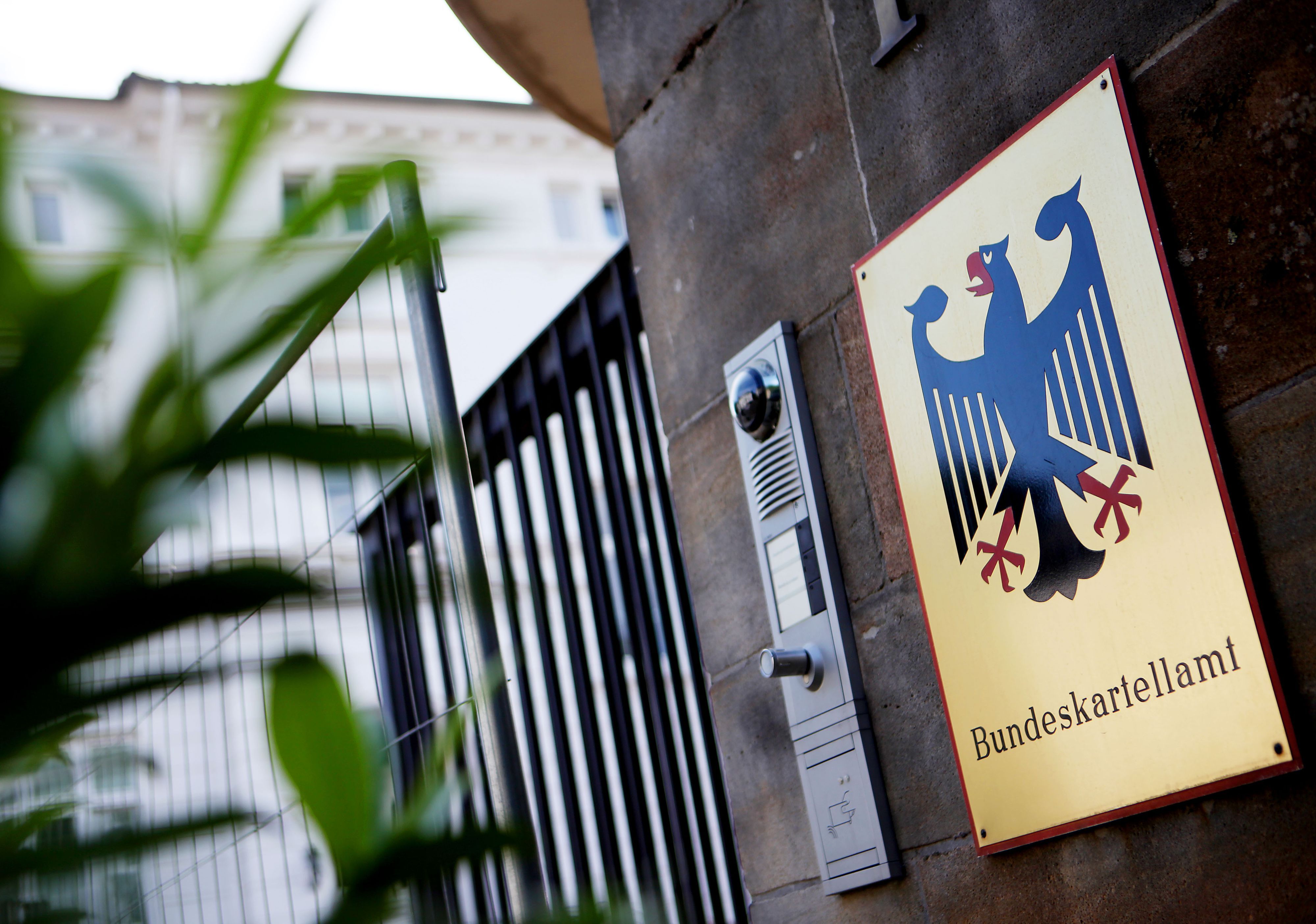 Das Bundeskartellamt achtet darauf, dass Firmen keine unerlaubten Absprachen treffen.