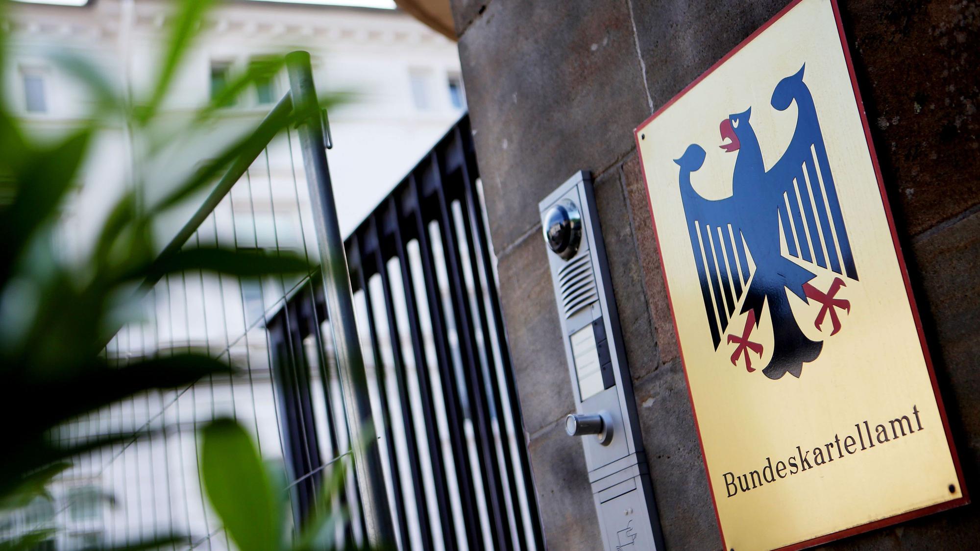 Das Bundeskartellamt achtet darauf, dass Firmen keine unerlaubten Absprachen treffen.
